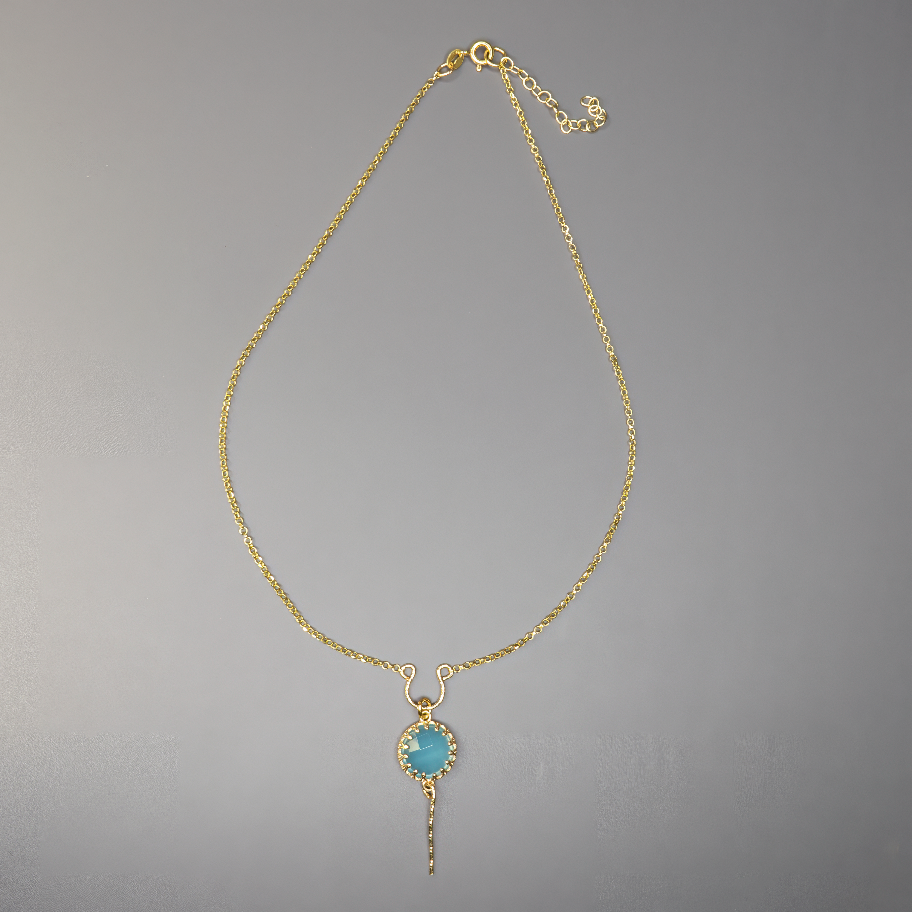 תליון אופלייט תכלת עם אפקט פנינתי, תלוי על שרשרת כסף סטרלינג בעבודת יד. הצבע הבהיר והקריר של האבן משדר תחושת רוגע וחלום – כמו נשימה עמוקה ביום קיץ נעים. התכשיט קלאסי ועם זאת ייחודי, מתאים לאישה שמחפשת תכשיט שקט עם נוכחות אלגנטית, כזה שלא גונב את ההצגה – אלא רק מאיר אותה בעדינות.

