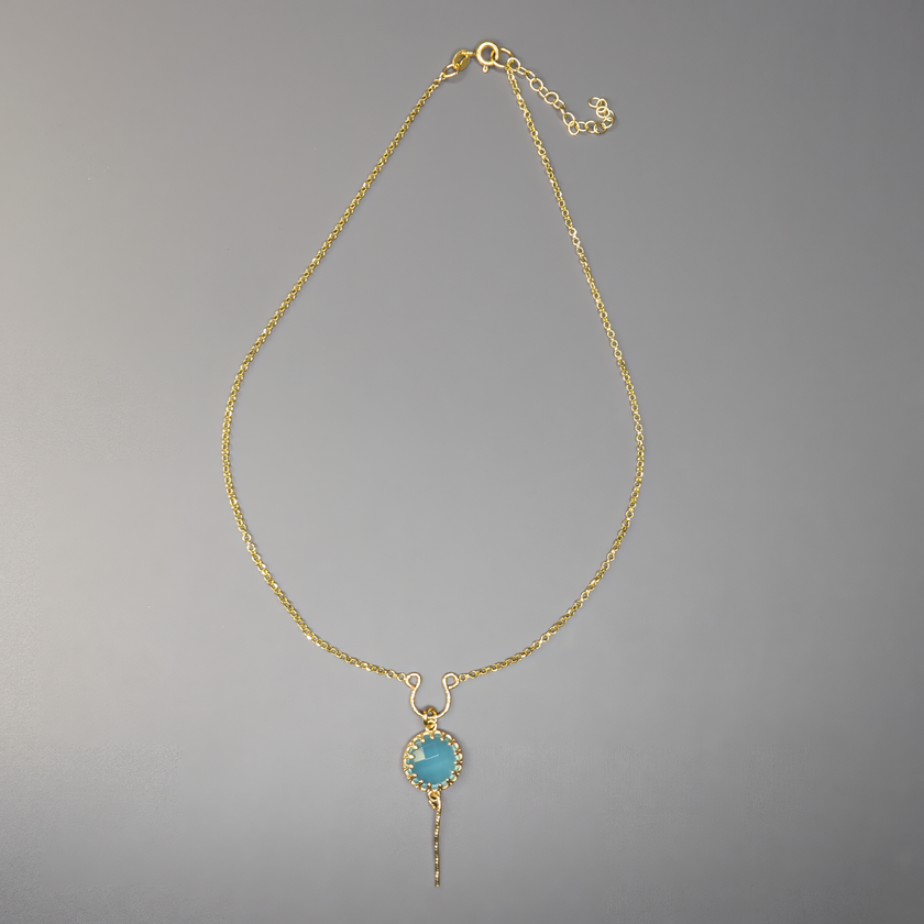 תליון אופלייט תכלת עם אפקט פנינתי, תלוי על שרשרת כסף סטרלינג בעבודת יד. הצבע הבהיר והקריר של האבן משדר תחושת רוגע וחלום – כמו נשימה עמוקה ביום קיץ נעים. התכשיט קלאסי ועם זאת ייחודי, מתאים לאישה שמחפשת תכשיט שקט עם נוכחות אלגנטית, כזה שלא גונב את ההצגה – אלא רק מאיר אותה בעדינות.

