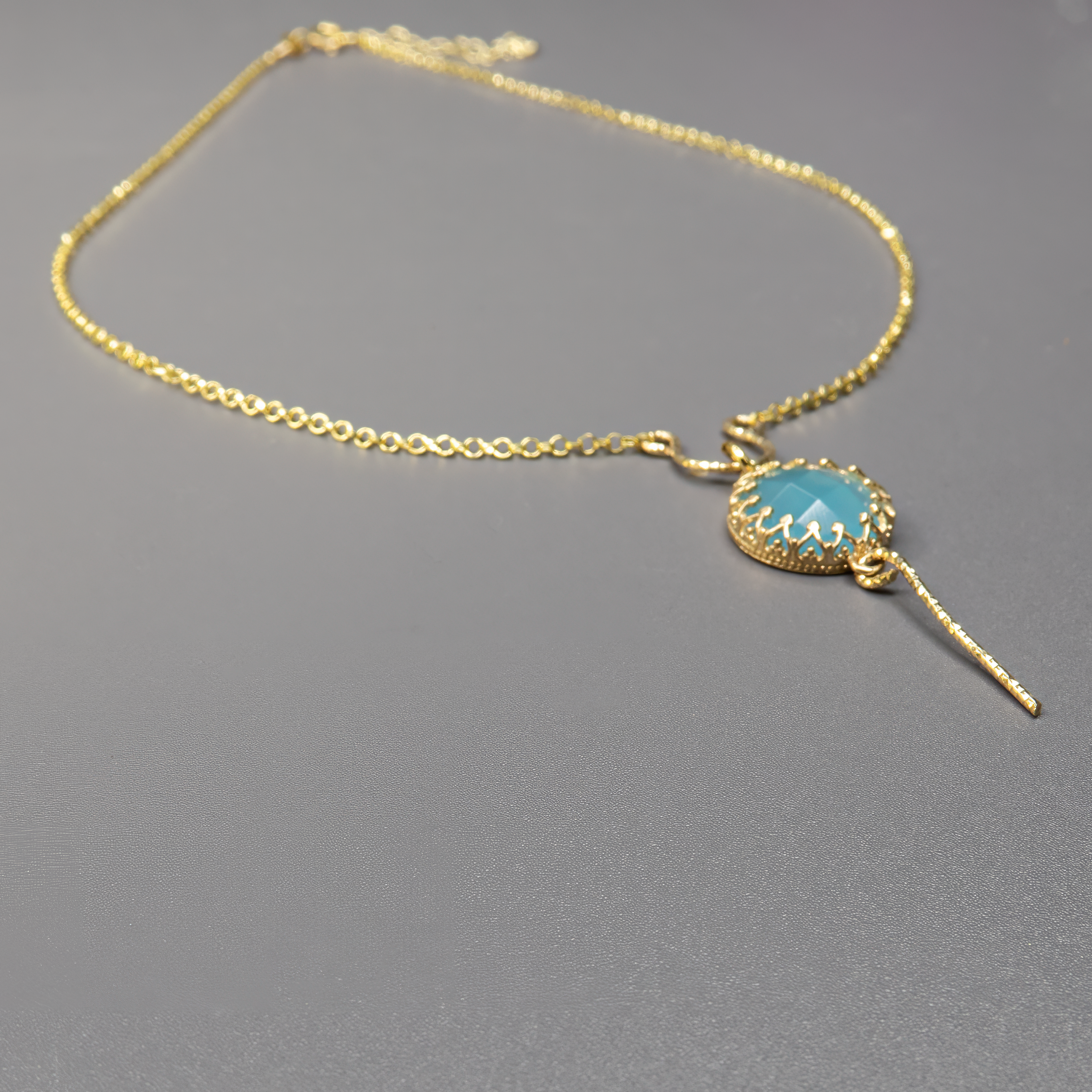 אופלייט תכלת – צבע של שקט פנימי. האבן הזוהרת הזו משובצת על שרשרת כסף נקייה, ויחד הן יוצרות מראה קליל אך מעודן, שמתאים לכל שעות היום. האופלייט משנה גווניה בין תכלת בהיר ללבן פנינתי, ומשדרת אנרגיה רגועה ורכה. תכשיט שנעים לענוד בכל עונה, כמתנה לעצמך או למישהי אהובה במיוחד.

