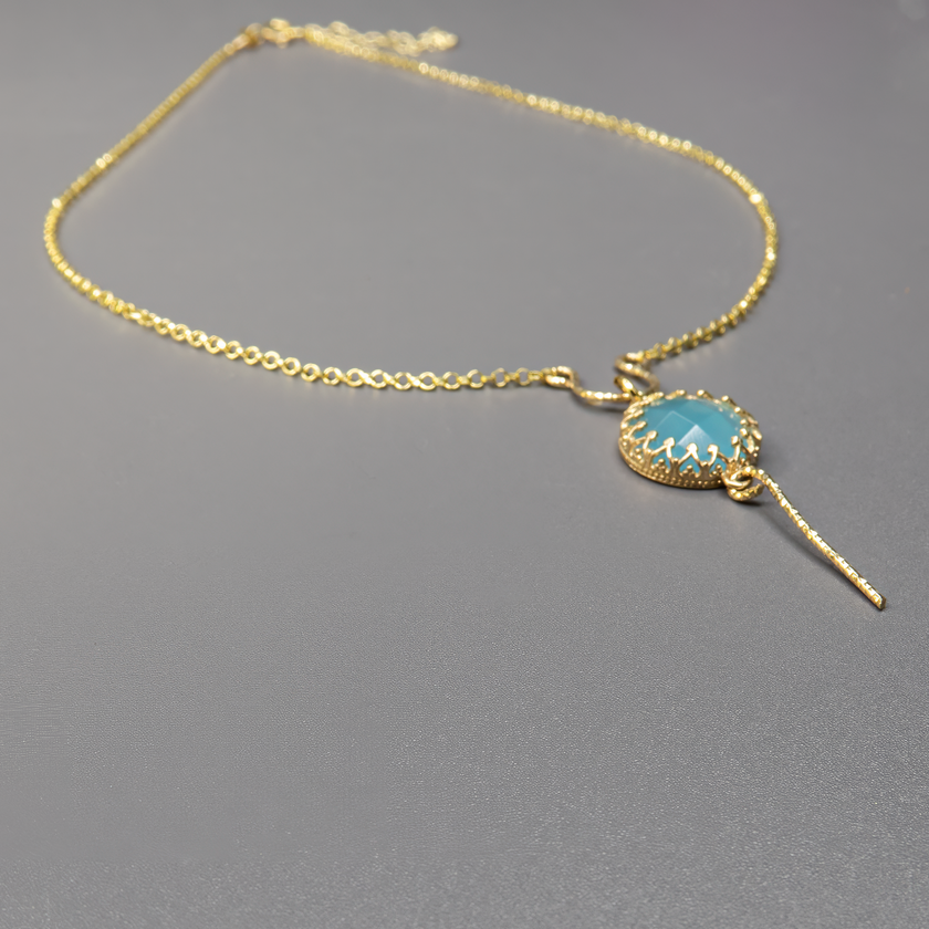 אופלייט תכלת – צבע של שקט פנימי. האבן הזוהרת הזו משובצת על שרשרת כסף נקייה, ויחד הן יוצרות מראה קליל אך מעודן, שמתאים לכל שעות היום. האופלייט משנה גווניה בין תכלת בהיר ללבן פנינתי, ומשדרת אנרגיה רגועה ורכה. תכשיט שנעים לענוד בכל עונה, כמתנה לעצמך או למישהי אהובה במיוחד.

