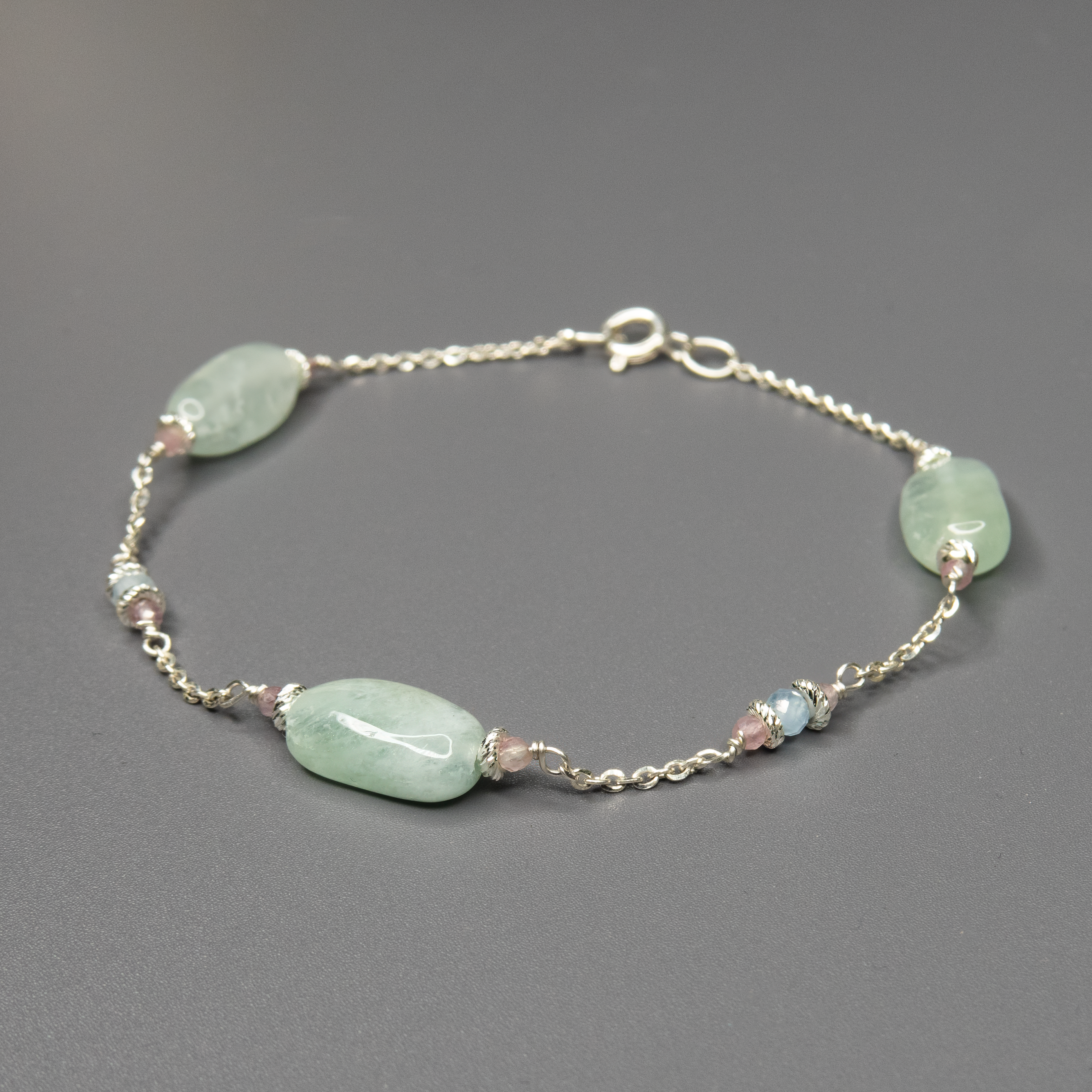 שילוב עדכני של אבנים בגוונים טריים – תכלת של אקוומרין לצד צבעוניות חיה של טורמלין – יוצר מראה קליל, שמח וסטייליסטי. צמיד מושלם לשילוב עם לוקים יומיומיים, או להוספת טאץ' אישי ללוק ערב. תכשיט עם קריצה – אלגנטי, אבל לא שגרתי.