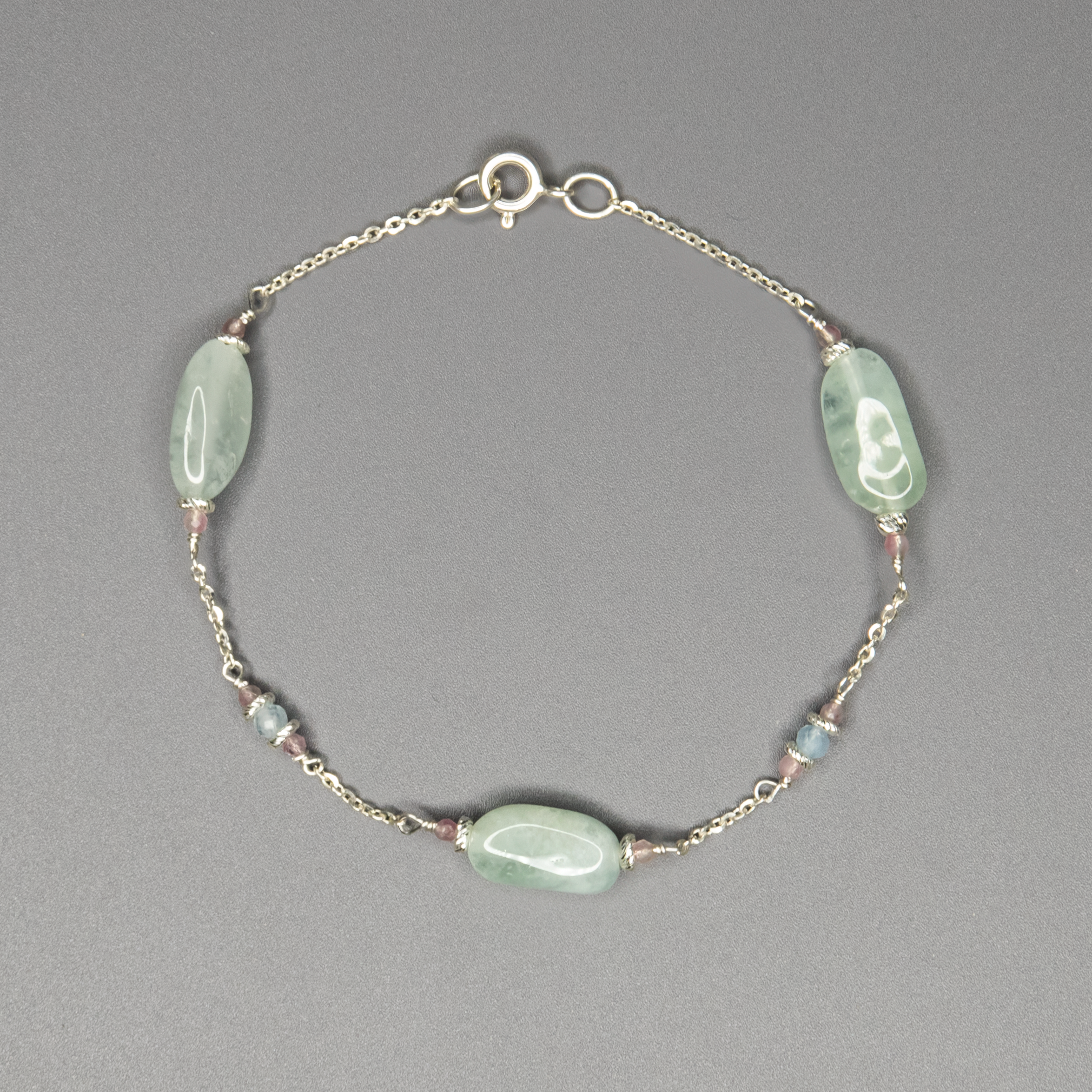 האקוומרין – אבן המים – מסמלת שלווה פנימית, תקשורת פתוחה וריפוי רגשי. הטורמלין – אחת האבנים הרבגוניות בטבע – מביא עמו הגנה אנרגטית, חיוניות ויציבות. השילוב ביניהם יוצר צמיד שנושא עמו כוונה: להיות במרכז, להקשיב ללב ולנוע עם הזרם. תכשיט שמחבר בין יופי לחוויה פנימית.