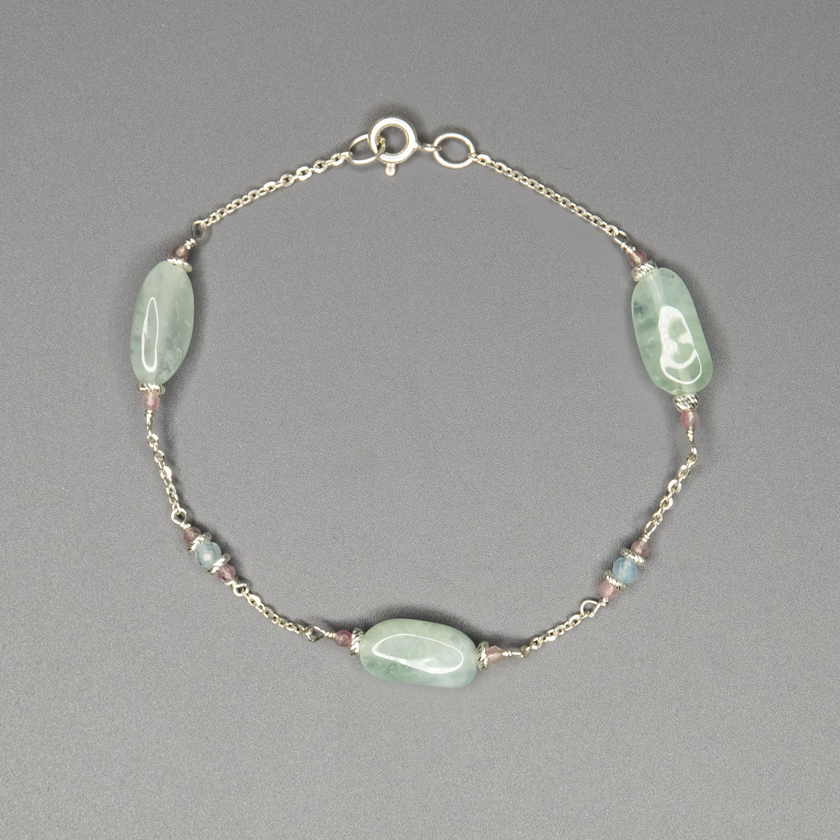 האקוומרין – אבן המים – מסמלת שלווה פנימית, תקשורת פתוחה וריפוי רגשי. הטורמלין – אחת האבנים הרבגוניות בטבע – מביא עמו הגנה אנרגטית, חיוניות ויציבות. השילוב ביניהם יוצר צמיד שנושא עמו כוונה: להיות במרכז, להקשיב ללב ולנוע עם הזרם. תכשיט שמחבר בין יופי לחוויה פנימית.