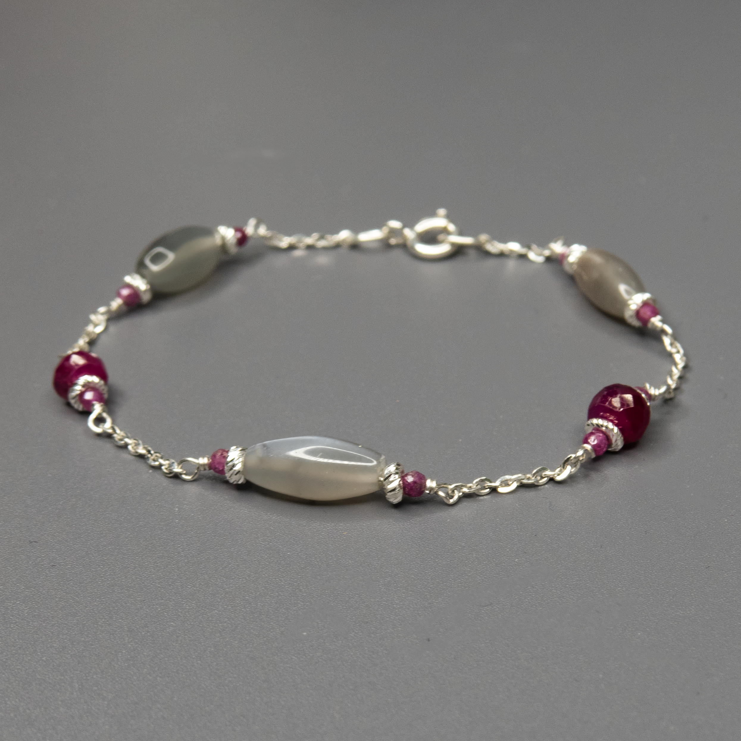 שילוב עוצמתי של זהב 14 קראט עם לברדורייט רב-שכבות בגוני אפור וכחול מנצנץ, ורובי בגוון אדום עמוק – יוצר צמיד שהוא לא רק תכשיט, אלא חוויה. הלברדורייט נחשב לאבן של אינטואיציה והגנה אנרגטית, בעוד הרובי מסמל תשוקה, אומץ ולב פתוח. יחד הם יוצרים איזון בין עומק רגשי לעוצמה אישית.