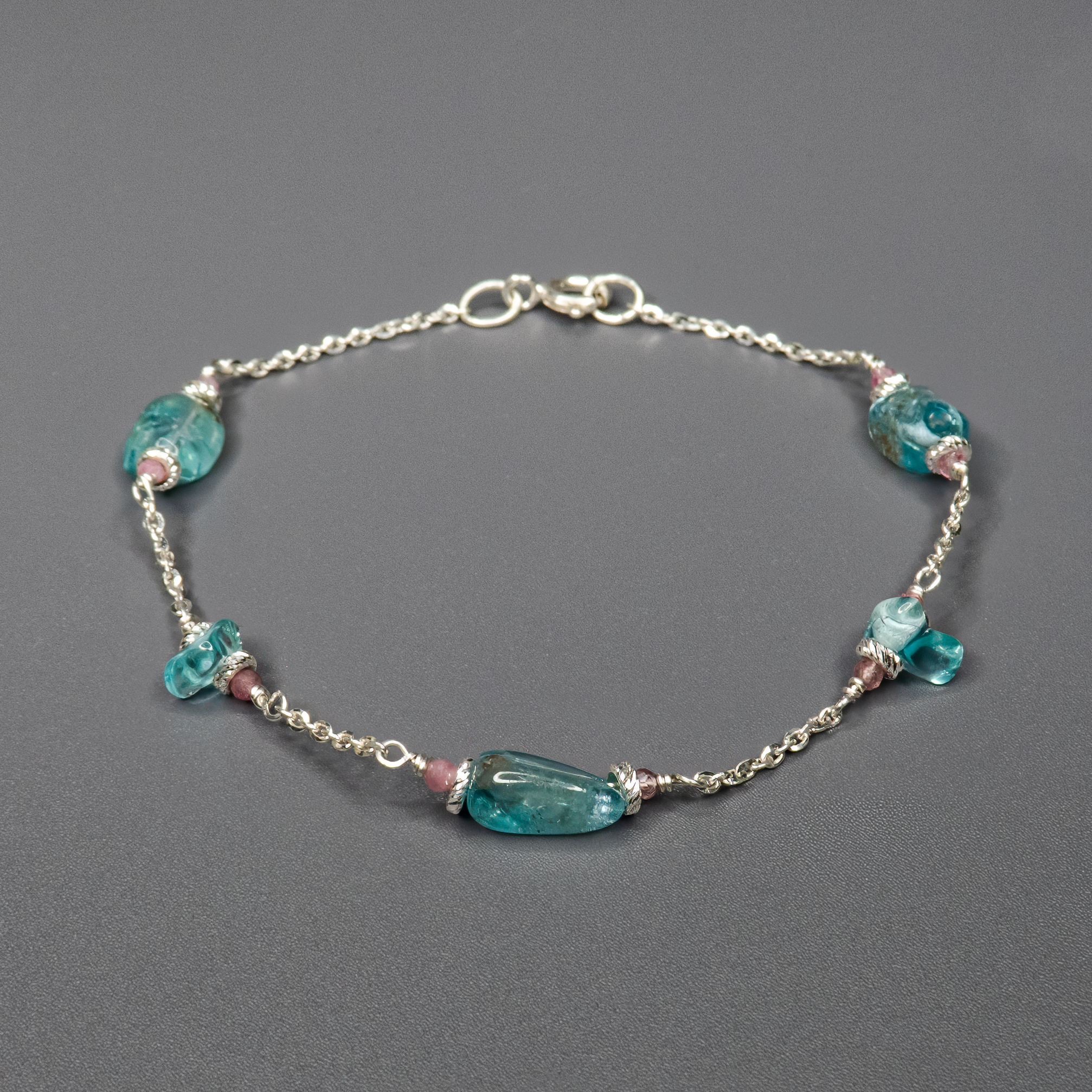 האפטייט היא אבן של ביטוי אישי, השראה ובהירות מחשבתית. הטורמלין, אבן של איזון והגנה אנרגטית, מחזקת יציבות וחיבור לקרקע. הצמיד הזה הוא הרבה יותר מיופי – הוא קמע מודרני לנפש רגישה ועוצמתית. תכשיט שמזכיר לך מי את – מבפנים.