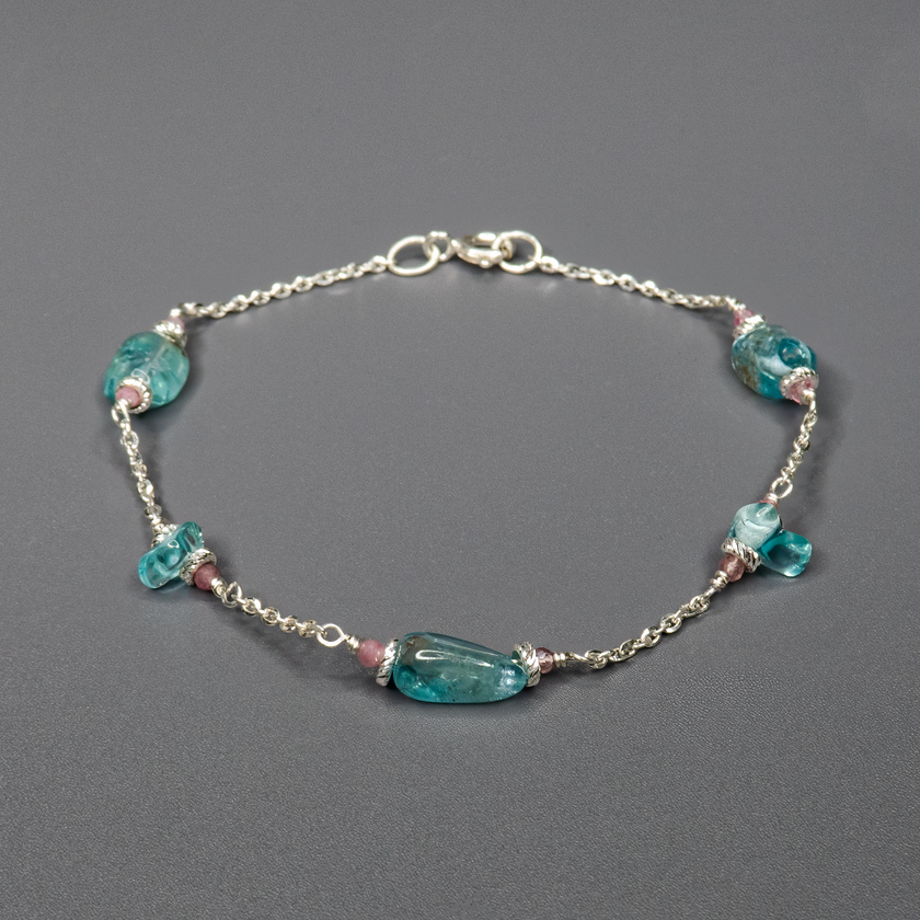 האפטייט היא אבן של ביטוי אישי, השראה ובהירות מחשבתית. הטורמלין, אבן של איזון והגנה אנרגטית, מחזקת יציבות וחיבור לקרקע. הצמיד הזה הוא הרבה יותר מיופי – הוא קמע מודרני לנפש רגישה ועוצמתית. תכשיט שמזכיר לך מי את – מבפנים.