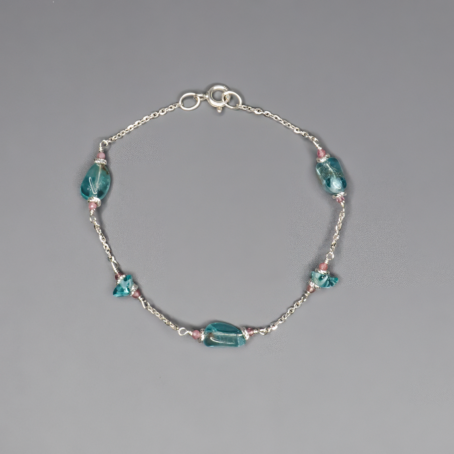 אפטייט בגוון כחול בוהק, טורמלין בגוונים רעננים, וזהב שמחבר את הכול למראה עליז, צבעוני ובולט. צמיד מלא חיים שמתאים לשילוב עם תכשיטים נוספים או כלוק בפני עצמו. הבחירה המושלמת למי שלא מפחדת לבטא את עצמה.