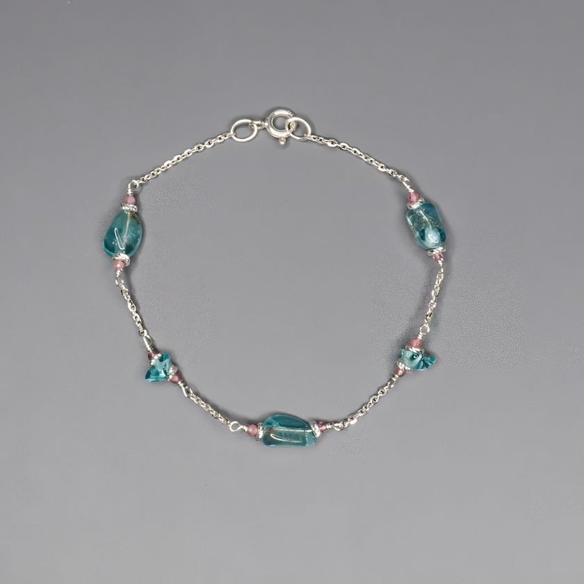 אפטייט בגוון כחול בוהק, טורמלין בגוונים רעננים, וזהב שמחבר את הכול למראה עליז, צבעוני ובולט. צמיד מלא חיים שמתאים לשילוב עם תכשיטים נוספים או כלוק בפני עצמו. הבחירה המושלמת למי שלא מפחדת לבטא את עצמה.