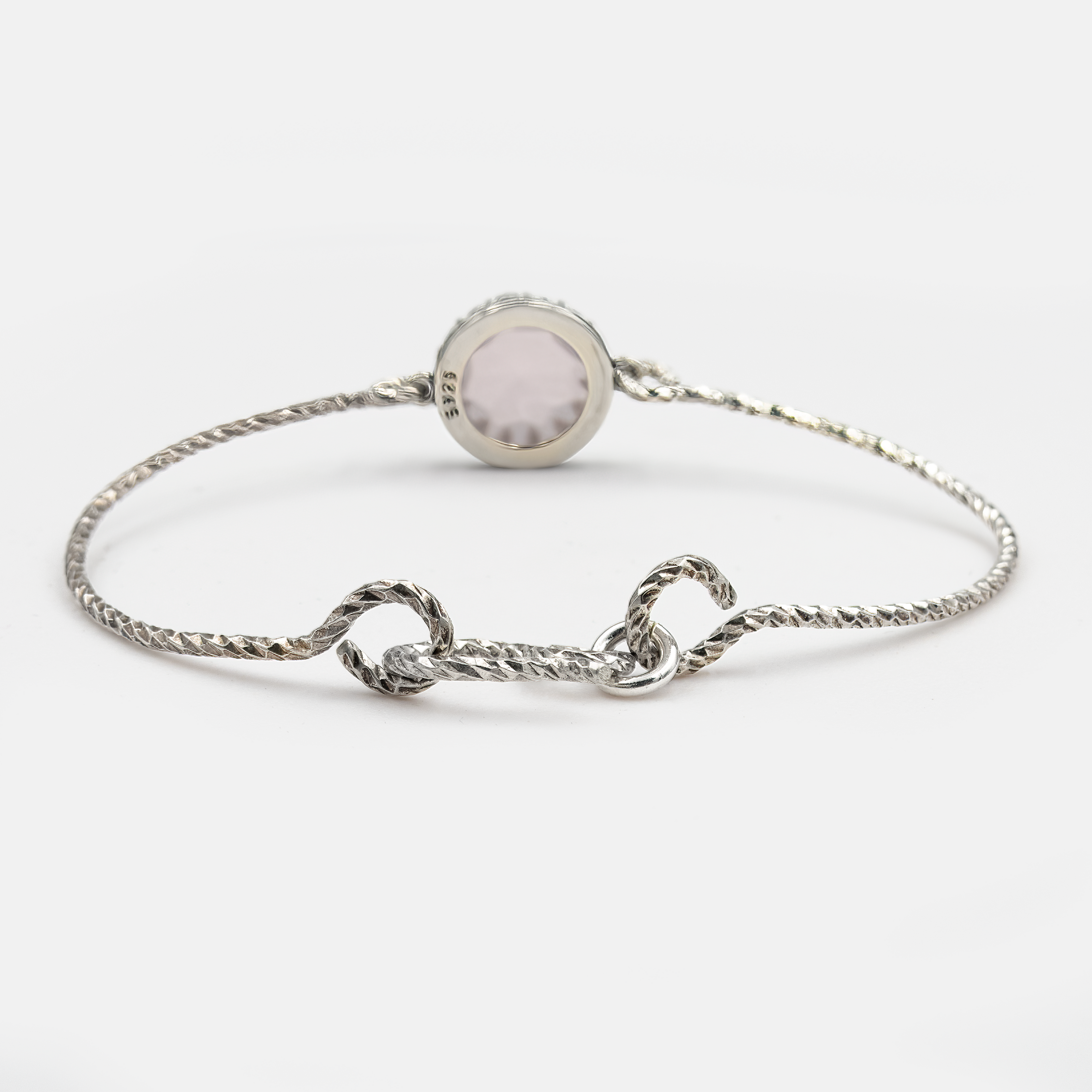 תכשיט קלאסי עם טאץ’ רומנטי – צמיד כסף קשיח בשיבוץ אופליט ורוד בגוון בהיר ומעודן. הצמיד נוח לענידה, בעל קווים מדויקים וגימור איכותי. האבן הסינתטית משדרת חמימות ורכות, מושכת את העין בלי להכביד על הלוק. מתאים לנשים שאוהבות תכשיטים שמשדרים שלווה פנימית ואהבה לעצמן.

