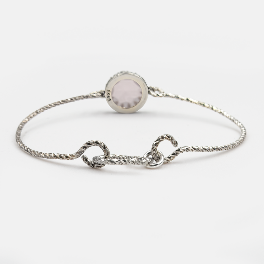 תכשיט קלאסי עם טאץ’ רומנטי – צמיד כסף קשיח בשיבוץ אופליט ורוד בגוון בהיר ומעודן. הצמיד נוח לענידה, בעל קווים מדויקים וגימור איכותי. האבן הסינתטית משדרת חמימות ורכות, מושכת את העין בלי להכביד על הלוק. מתאים לנשים שאוהבות תכשיטים שמשדרים שלווה פנימית ואהבה לעצמן.

