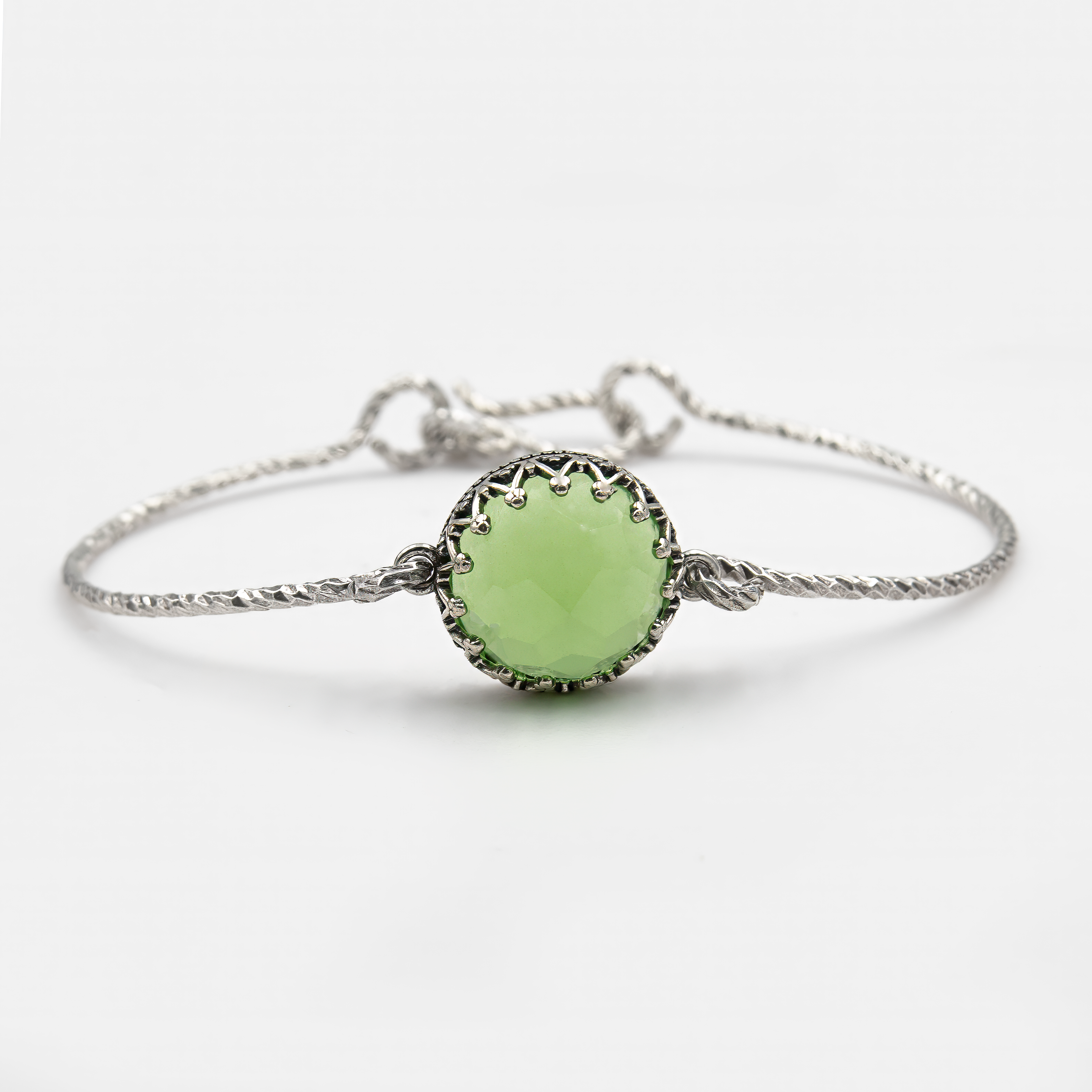 צמיד כסף קשיח בעבודת יד, משובץ באבן אופליט ירוקה בעלת ברק פנימי עדין. עיצוב אלגנטי ועכשווי שמשלב מינימליזם עם נוכחות. מתאים לנשים שמחפשות תכשיט איכותי עם טאץ' של צבע. האבן מוסיפה מגע רך וקסום, והצמיד נוח לענידה יומיומית או לאירועים מיוחדים.

