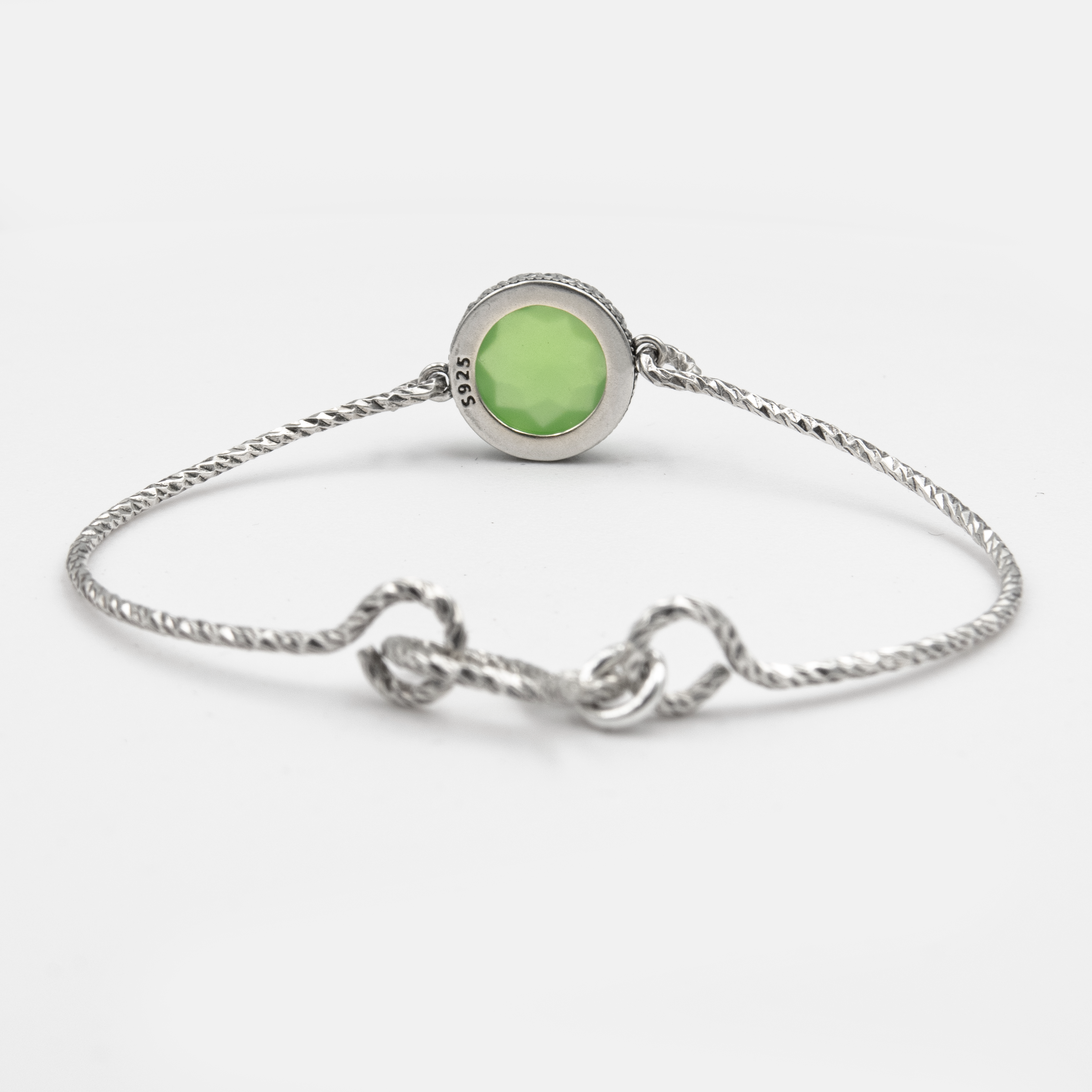 תכשיט כסף קלאסי בעיצוב קשיח עם שיבוץ של אופליט ירוק – אבן סינתטית עם מראה חלומי שמשדרת שלווה והרמוניה. צמיד מושלם כמתנה לאישה ליום הולדת או ליום מיוחד, או כפינוק לעצמך. מתאים למראה יומיומי או להופעה חגיגית ואלגנטית.

