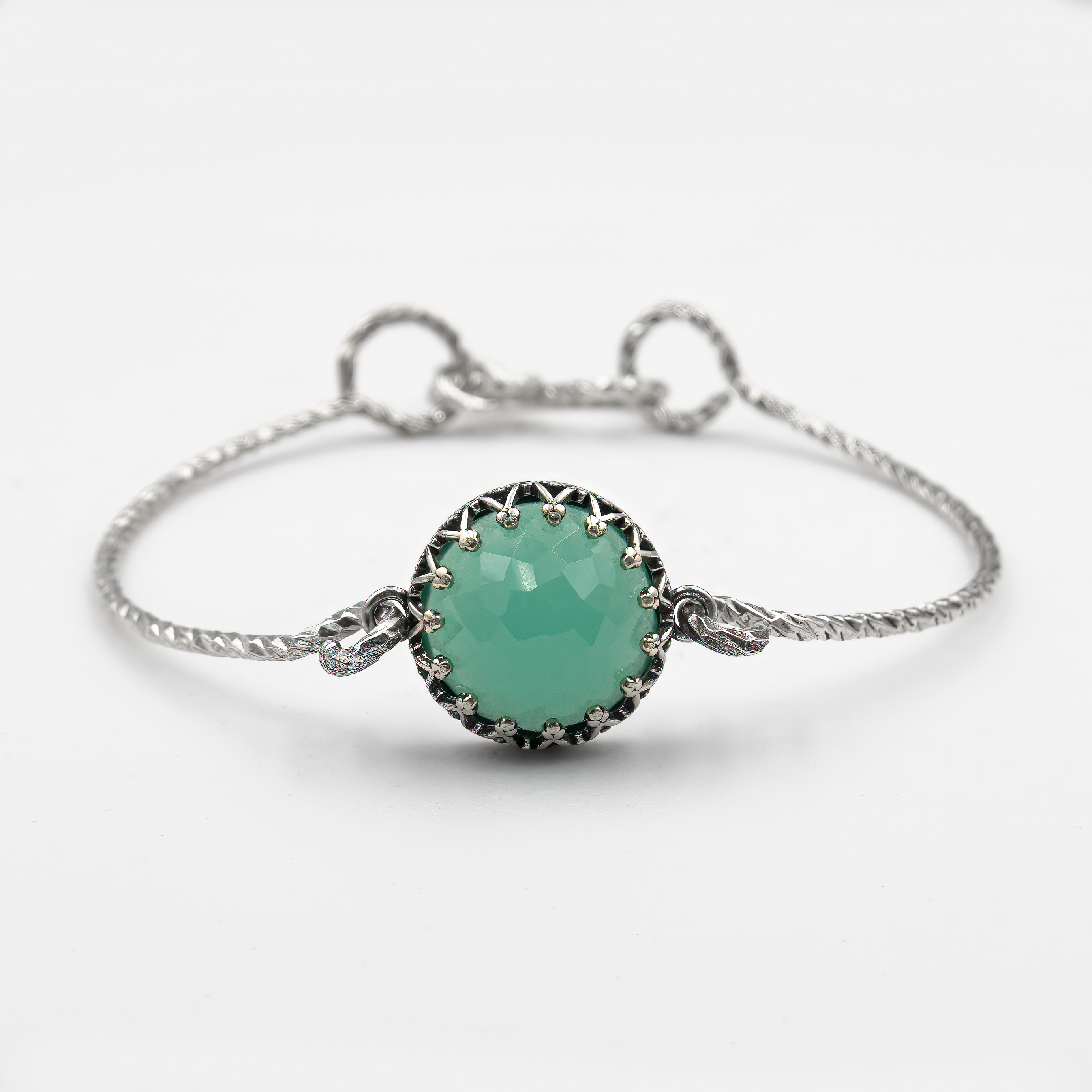 צמיד כסף קשיח בעבודת יד, משובץ באבן אופליט ירוקה בגוון מרענן ועדין. האופליט יוצר ברק רך בגוונים משתנים של ירוק, המעניקים לתכשיט מראה חלומי ונשי. עיצוב נקי ומינימליסטי עם נוכחות רגועה ויוקרתית. מתאים לנשים שאוהבות עיצוב אלגנטי עם טאץ' צבעוני. מושלם כמתנה לאירועים מיוחדים או כתוספת עדינה ליום-יום.

