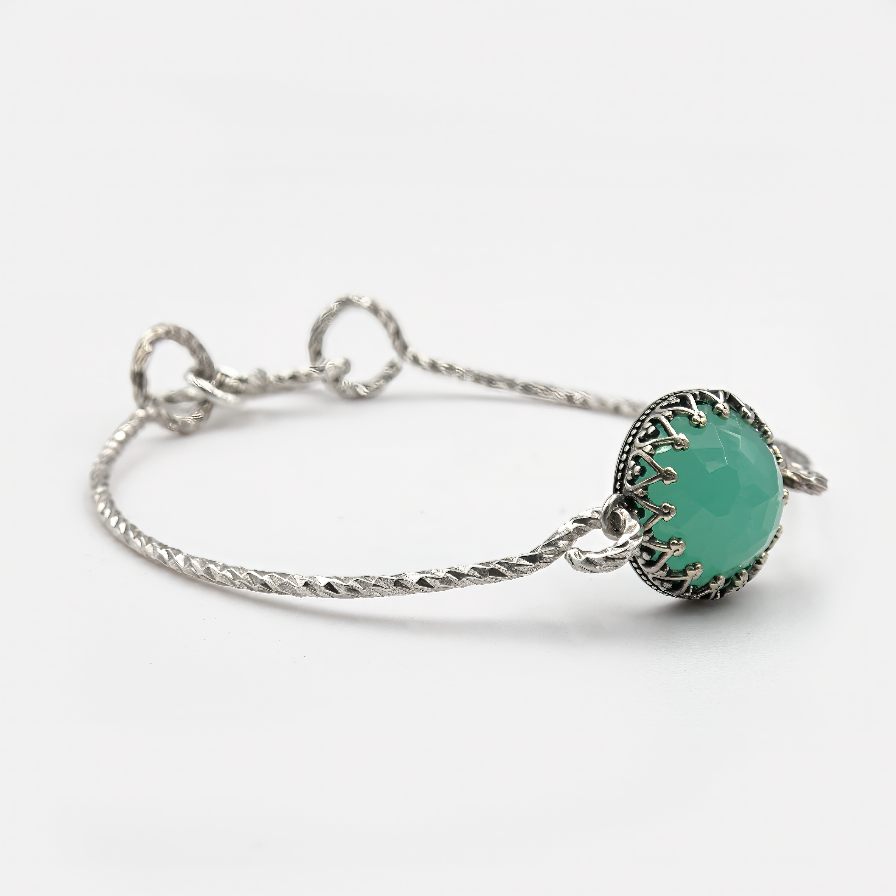 צמיד נוקשה מכסף סטרלינג 925, עם שיבוץ של אופליט ירוק בגימור חלק ומבריק. האבן הסינתטית בעלת מראה פניני עם עומק רך ומשחקי אור עדינים. הצבע הירוק משדר רוגע, איזון ורעננות. תכשיט בעיצוב אלגנטי שמתאים לכל גיל ולכל סגנון – מלווה אותך בעדינות ובתחושת הרמוניה.

