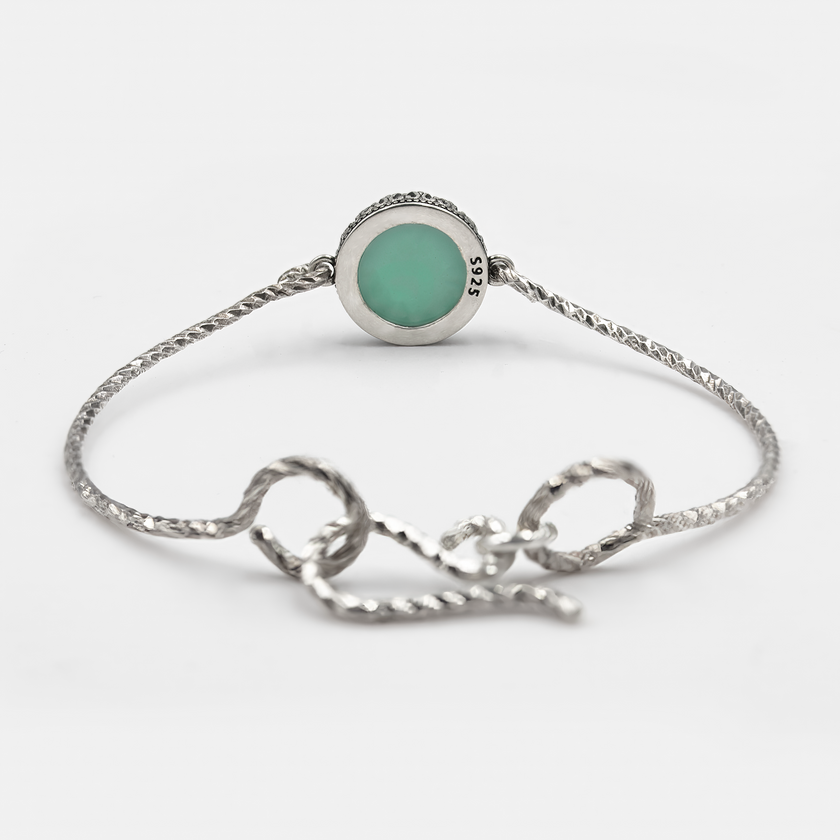 צמיד כסף בעיצוב קשיח, משובץ באבן אופליט ירוק – תכשיט שמשלב בין רכות נשית לנוכחות מודרנית. האבן יוצרת אפקט חזותי מהפנט, עם גוון ירוק המשתנה באור. מושלם לנשים שמחפשות תכשיט מיוחד אך מאופק, שמתאים ליום עבודה, לאירועים וגם כמתנה מרגשת עם טאץ' אישי.

