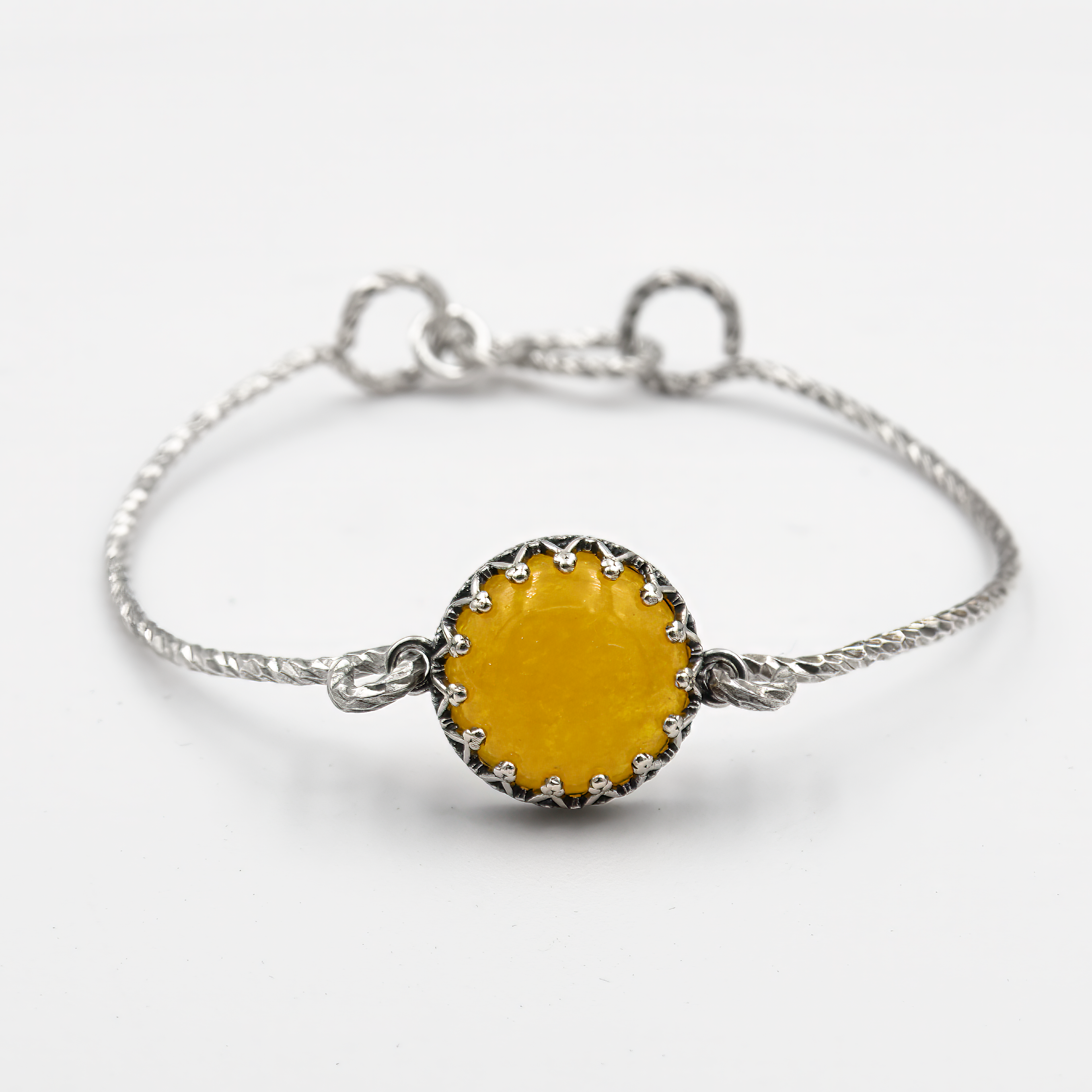 צמיד כסף קשיח בעבודת יד, משובץ באבן אגת צהובה בגוון חמים ומרענן. האבן משדרת שמחה, אנרגיה חיובית וביטחון עצמי. עיצוב מינימליסטי ונקי עם נוכחות בולטת, שמתאים לנשים שאוהבות תכשיטים בעלי אופי ואור פנימי. מושלם כמתנה מחזקת או תוספת צבע עדינה ללוק יומיומי. גימור איכותי שמתאים לענידה לאורך זמן – תכשיט עם עוצמה שקטה וסטייל מודרני.

