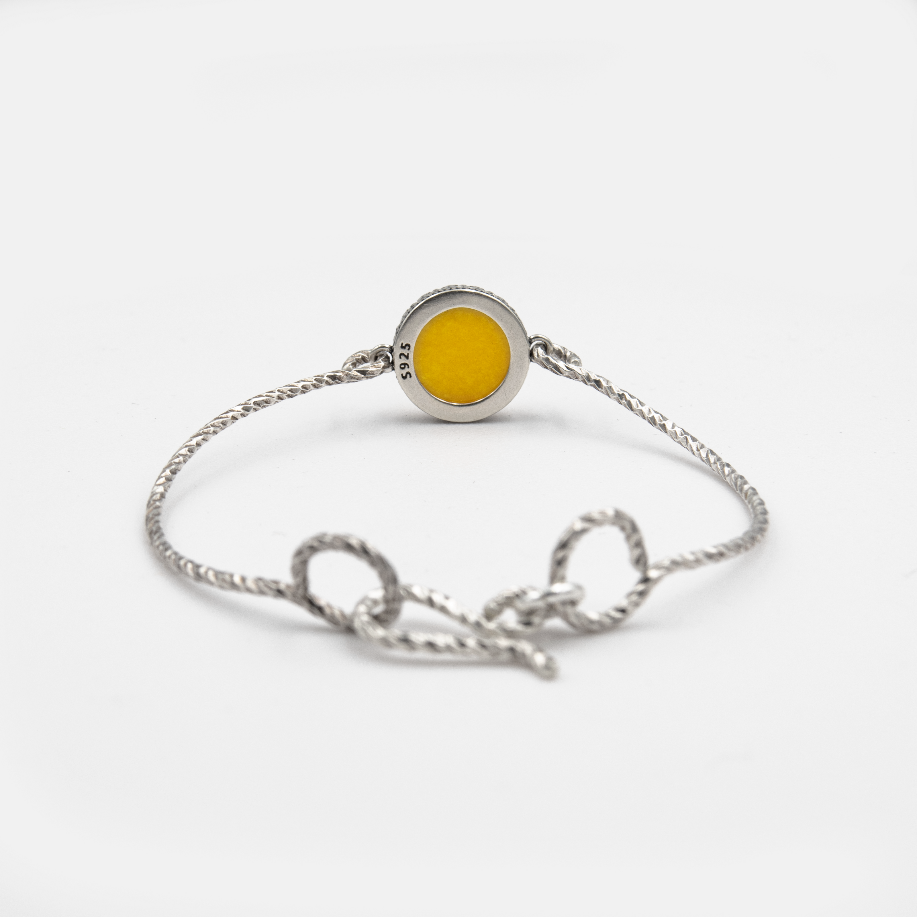 תכשיט שמשדר שמחת חיים – צמיד כסף נוקשה בעיצוב חלק ומעודן, משובץ באבן אגת צהובה טבעית. הגוון הצהוב מביא איתו חום, יצירתיות ואופטימיות, בעוד הכסף מוסיף איזון ואלגנטיות. מתאים לנשים ונערות שאוהבות תכשיטים עם צבע ונוכחות מעודנת. ניתן לשלב עם בגדים בהירים או גוונים טבעיים ליצירת מראה קליל ומעורר השראה.

