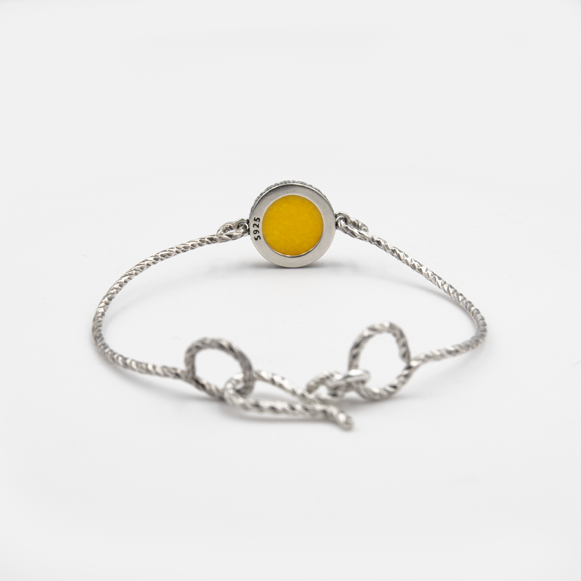 תכשיט שמשדר שמחת חיים – צמיד כסף נוקשה בעיצוב חלק ומעודן, משובץ באבן אגת צהובה טבעית. הגוון הצהוב מביא איתו חום, יצירתיות ואופטימיות, בעוד הכסף מוסיף איזון ואלגנטיות. מתאים לנשים ונערות שאוהבות תכשיטים עם צבע ונוכחות מעודנת. ניתן לשלב עם בגדים בהירים או גוונים טבעיים ליצירת מראה קליל ומעורר השראה.

