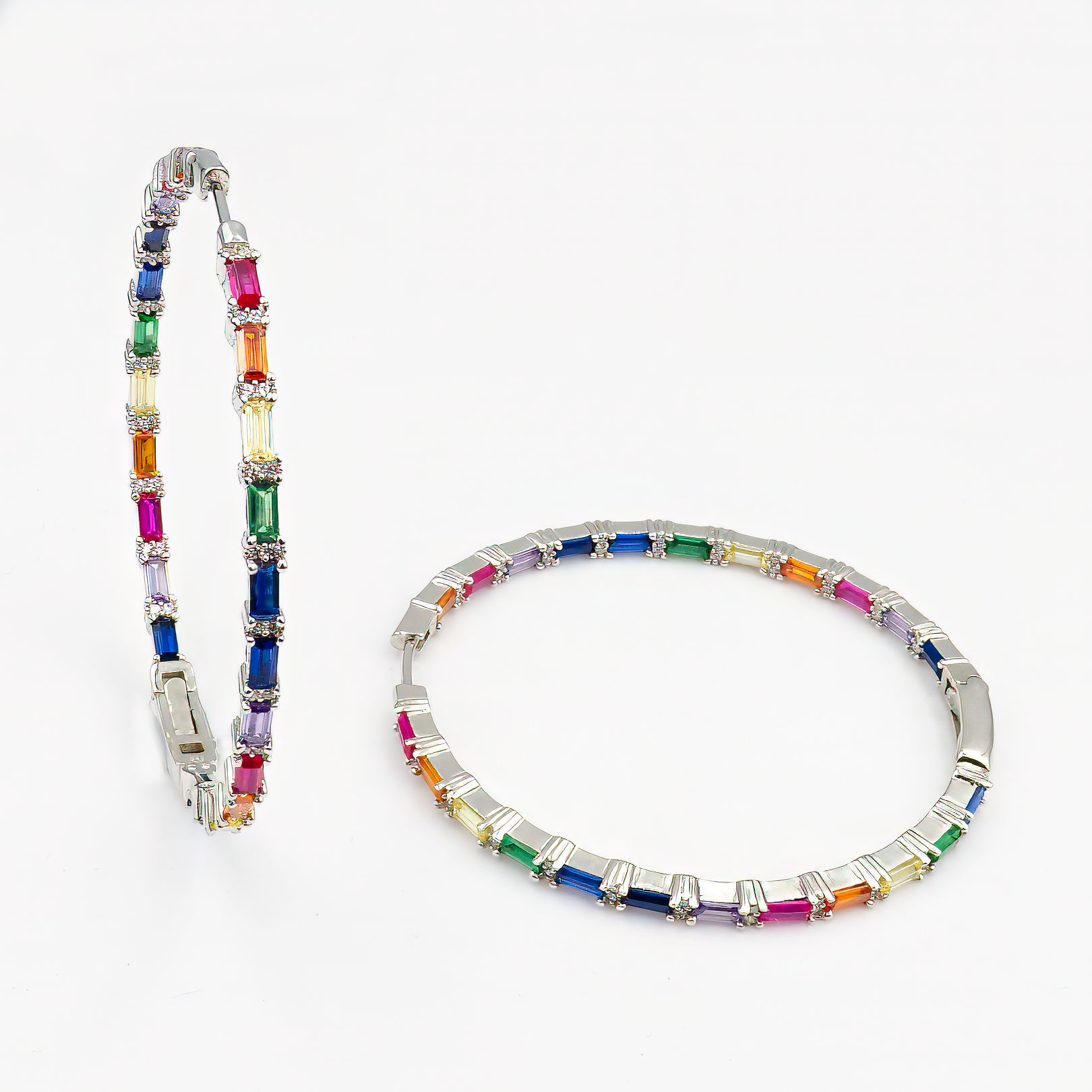 עגילים עגולים יוקרתיים עם שיבוץ זירקוניה בגווני מולטיקולור רך – תכלת, סגול בהיר, ורדרד וזהוב – שמעניקים לתכשיט מראה זוהר אך הרמוני. מתאימים ליום ולערב, לעבודה, למסיבה או כשאת פשוט רוצה להרגיש מיוחדת. מושלמים לנשים שאוהבות פריטים שלא צריך להסביר – הם מדברים בעד עצמם.
#עגילים_ליום_ולערב #תכשיטים_בצבעים_עדינים #עגילי_חישוק_מיוחדים #אופנה_צבעונית #סטייל_נשי_מודרני #זירקוניה_יוקרתית #עגילים_עם_אופי