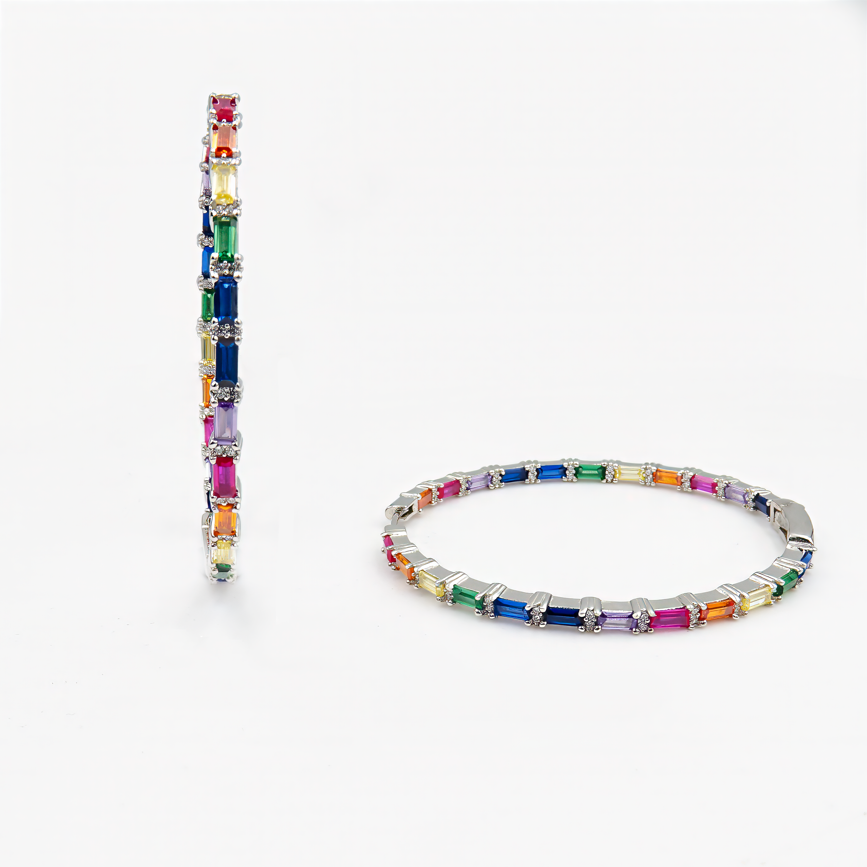 עגילי חישוק מעוצבים בסגנון יוקרתי מודרני, משובצים בזירקוניות מרהיבות בגווני מולטיקולור – שילוב של גוונים רכים ונוצצים שמעניקים נוכחות מבלי להכביד. העגילים עשויים ממתכת איכותית בציפוי עמיד, ומתאימים למראה יומיומי עם טוויסט או לערב חגיגי. תכשיט עם אמירה אופנתית וביצוע מדויק.
#עגילי_חישוק_עם_צבע #זירקוניה_מולטיקולור #תכשיטים_עם_אופי #יוקרה_עכשווית #עגילים_שיקיים #תכשיטים_מעוצבים