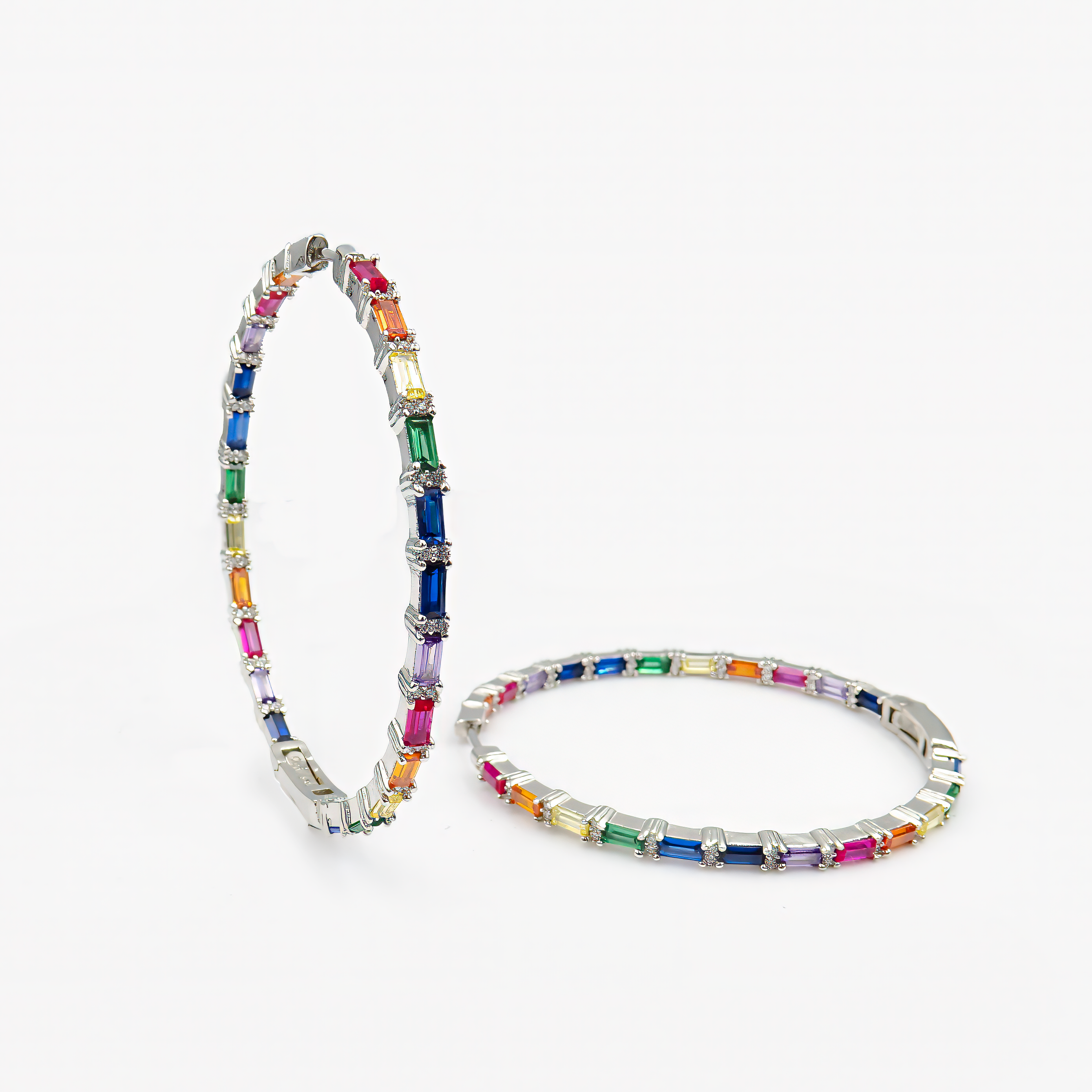 עגילי חישוק עדינים עם שיבוץ מדויק של זירקוניה צבעונית, בגוונים מתחלפים ומעודנים – ורוד בהיר, תכלת, ירקרק וזהב. השילוב בין הפשטות של החישוק לנצנוץ של הקריסטלים יוצר תכשיט שהוא גם יומיומי וגם מיוחד. מתאים לנשים שמעריכות פרטים קטנים בעיצוב.
#עגילים_קלאסיים_עם_טוויסט #חישוקי_זהב_עם_זירקוניה #תכשיטים_מעודנים #סטייל_נקי_ונשי #עגילים_מתנה_מושלמת