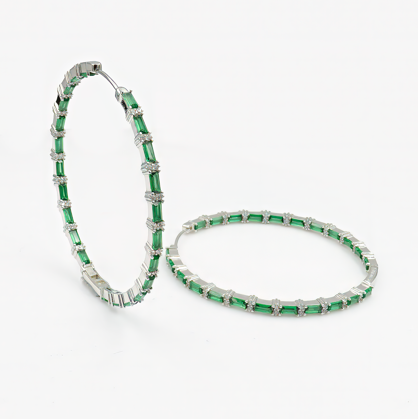 עגילי חישוק יוקרתיים בעיצוב קלאסי ונקי, משובצים באבן זירקוניה בגוון ירוק ברקת – צבע שמסמל עומק, עוצמה ואצילות. העיצוב העדין משתלב עם נצנוץ מרהיב ויוצר מראה מתוחכם אך קליל. מושלמים לשדרוג הופעת ערב או ליום עבודה עם סטייל.
#עגילים_ירוקים #ברקת_זירקוניה #עגילי_חישוק_יוקרתיים #תכשיטים_אלגנטיים #סטייל_נשי_מודרני #עגילים_ליום_ולערב #תכשיטים_בצבעים_עמוקים

