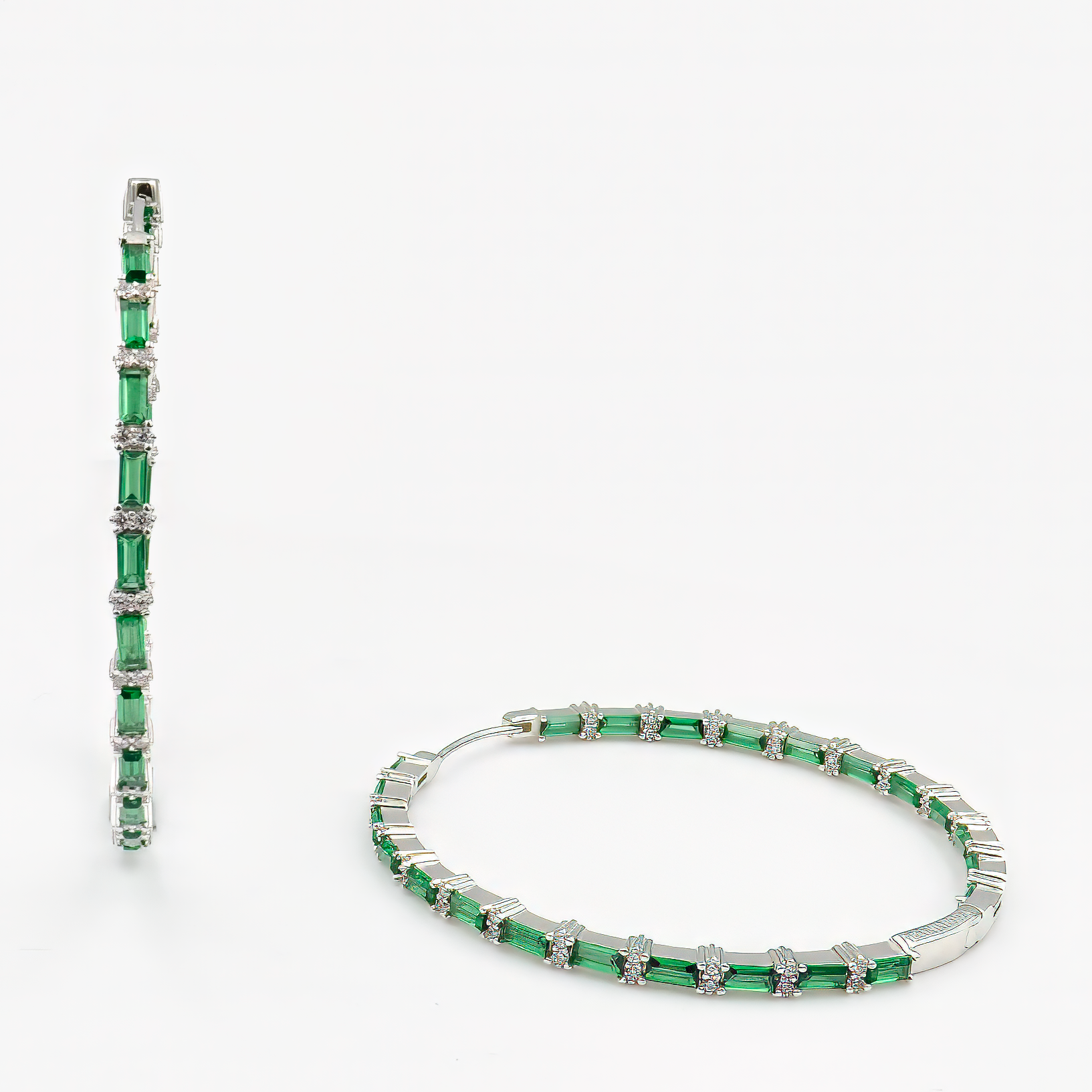 עגילי חישוק עשויים כסף בציפוי זהב או רודיום, עם שיבוץ מדויק של זירקוניה נוצצת בגוון ירוק עמוק של ברקת. התכשיט משלב בין קלאסיקה לנגיעת צבע עזה, ומתאים לנשים שאוהבות לשלב עדינות עם כוח. בחירה מושלמת למתנה יוקרתית עם טעם משובח.
#עגילים_עם_זירקוניה_ברקת #עגילי_חישוק_זהב #ירוק_אלגנטי #תכשיטים_בעבודת_יד #עגילים_קלאסיים #מתנה_יוקרתית #אקססוריז_בסטייל