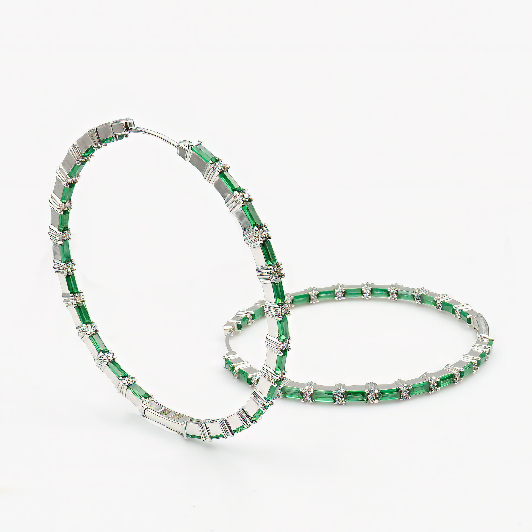 עגילי חישוק עדינים בעיצוב יוקרתי, משובצים באבן זירקוניה ירוקה המזכירה אבן ברקת טבעית – נוצצת, עמוקה ומלאת חיים. העגילים משתלבים נהדר עם כל לבוש – מחולצה לבנה אלגנטית ועד שמלת ערב. תכשיט מושלם לנשים שמעדיפות יופי נצחי עם נגיעה צבעונית.
#תכשיטי_ברקת #עגילים_עדינים_ויוקרתיים #זירקוניה_ירוקה #עגילים_לאירועים #סטייל_ירוק #יופי_קלאסי

