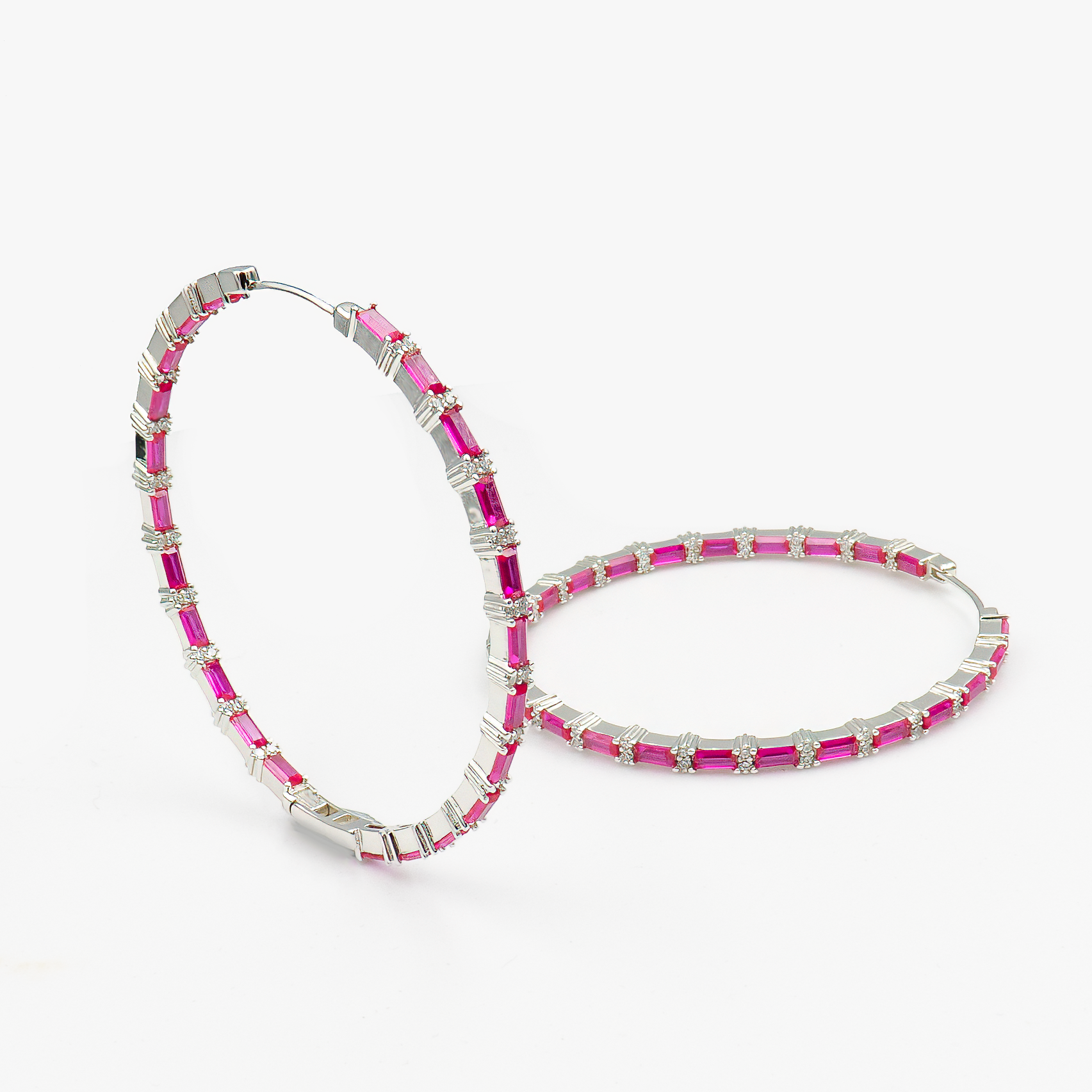 עגילי חישוק בגודל קלאסי בעיצוב יוקרתי ונשי, משובצים באבן זירקוניה נוצצת בגוון רובי – אדום עמוק שמסמל אהבה, עוצמה ואמירה אופנתית ברורה. תכשיט אלגנטי שמתאים גם לשגרת יומיום עם טוויסט וגם לערב נוצץ.
#עגילים_בגוון_רובי #עגילי_חישוק_יוקרתיים #אבן_זירקוניה_אדומה #תכשיטים_לערב #סטייל_נשי_עוצמתי #תכשיטי_אהבה