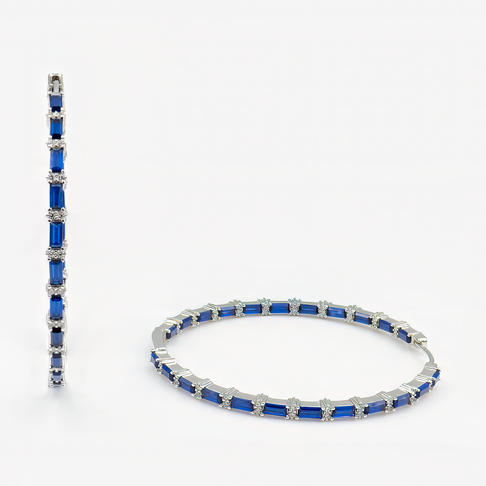 עגילי חישוק גדולים לנשים שאוהבות תכשיטים עם עוצמה. שיבוץ של זירקוניה כחולה בגוון ספיר יוצר אפקט זוהר ועשיר שמתאים למראה ערב או לסטייל אלגנטי ביום-יום. תכשיט עם נוכחות שקטה, יוקרתית ומוקפדת עד הפרט האחרון.
#עגילים_עם_זירקוניה_ספיר #חישוקים_גדולים_מעוצבים #כחול_עמוק #עגילי_יוקרה_מודרניים #תכשיטי_ספיר_סינטטיים #עגילים_מתנה_מושלמת