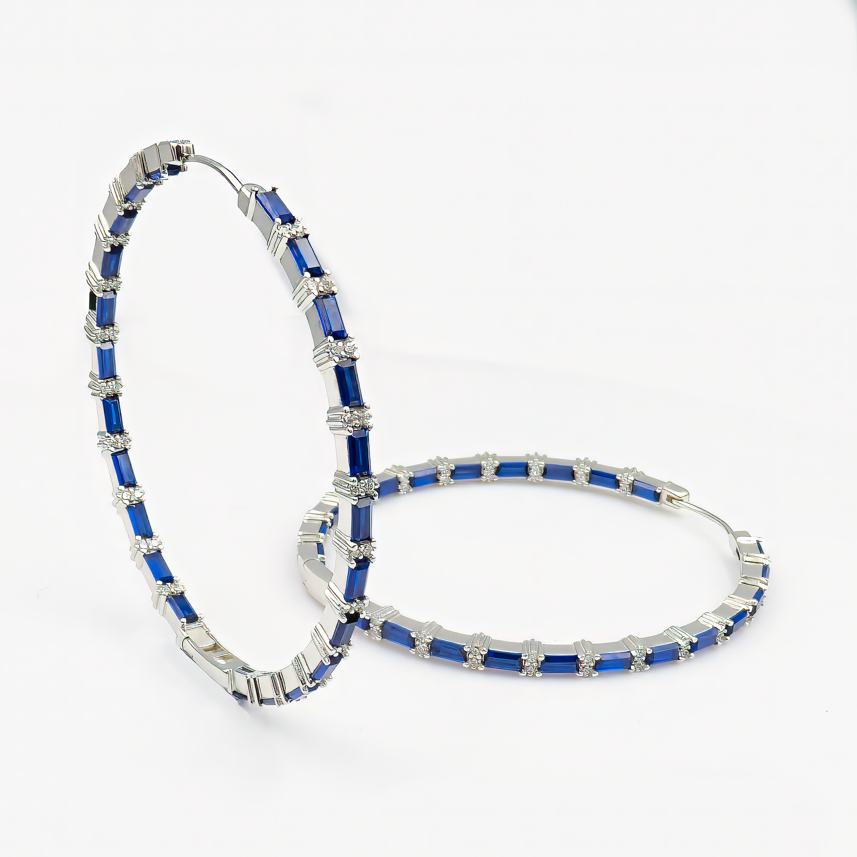 עגילי חישוק מרשימים בעיצוב יוקרתי, משובצים בזירקוניה נוצצת בצבע כחול עמוק המזכיר את ברק הספיר הטבעי. הגוון המלכותי מעניק לעגילים נוכחות אלגנטית, מתוחכמת ובלתי נשכחת. תכשיט מושלם לאירועים מיוחדים או להופעה ערב עם אמירה.
#עגילים_בגווני_ספיר #עגילי_חישוק_כחולים #תכשיטים_מלכותיים #זירקוניה_כחולה #עגילים_יוקרתיים_לערב #סטייל_אלגנטי