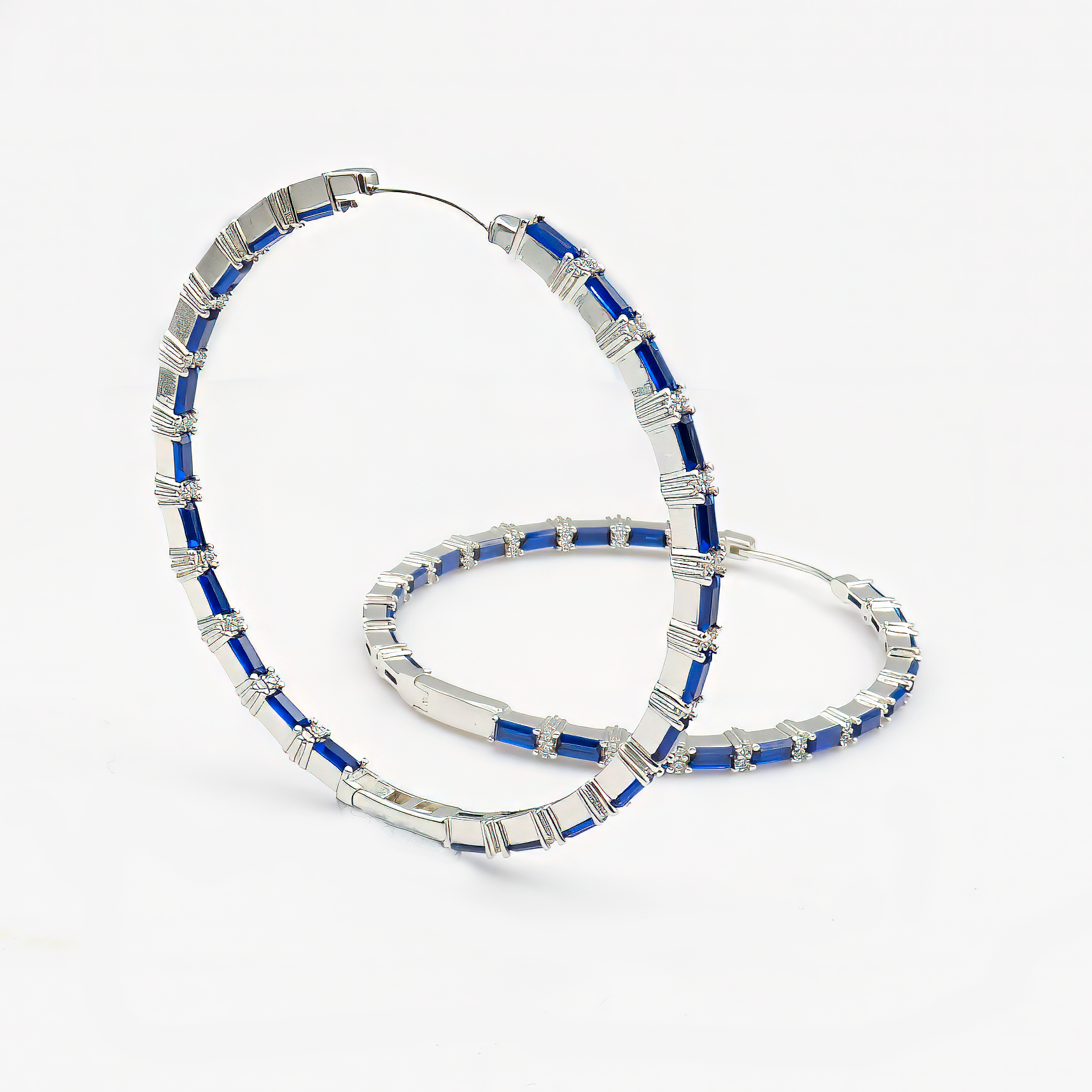 עגילי חישוק גדולים עם שיבוץ זירקוניה בגווני כחול ספיר – צבע שמשדר עומק, שלווה ותחכום. החישוק הקלאסי מקבל חיים חדשים עם האבן הכחולה הנוצצת, שהופכת את התכשיט לסטייטמנט של ממש. בחירה אידיאלית לאישה עם נוכחות.
#עגילי_סטייטמנט #עגילי_חישוק_כחול_ספיר #יוקרה_בגווני_כחול #תכשיטים_לנשים_אלגנטיות #עגילים_מעוצבים_בעבודת_יד #אופנה_ונוצץ