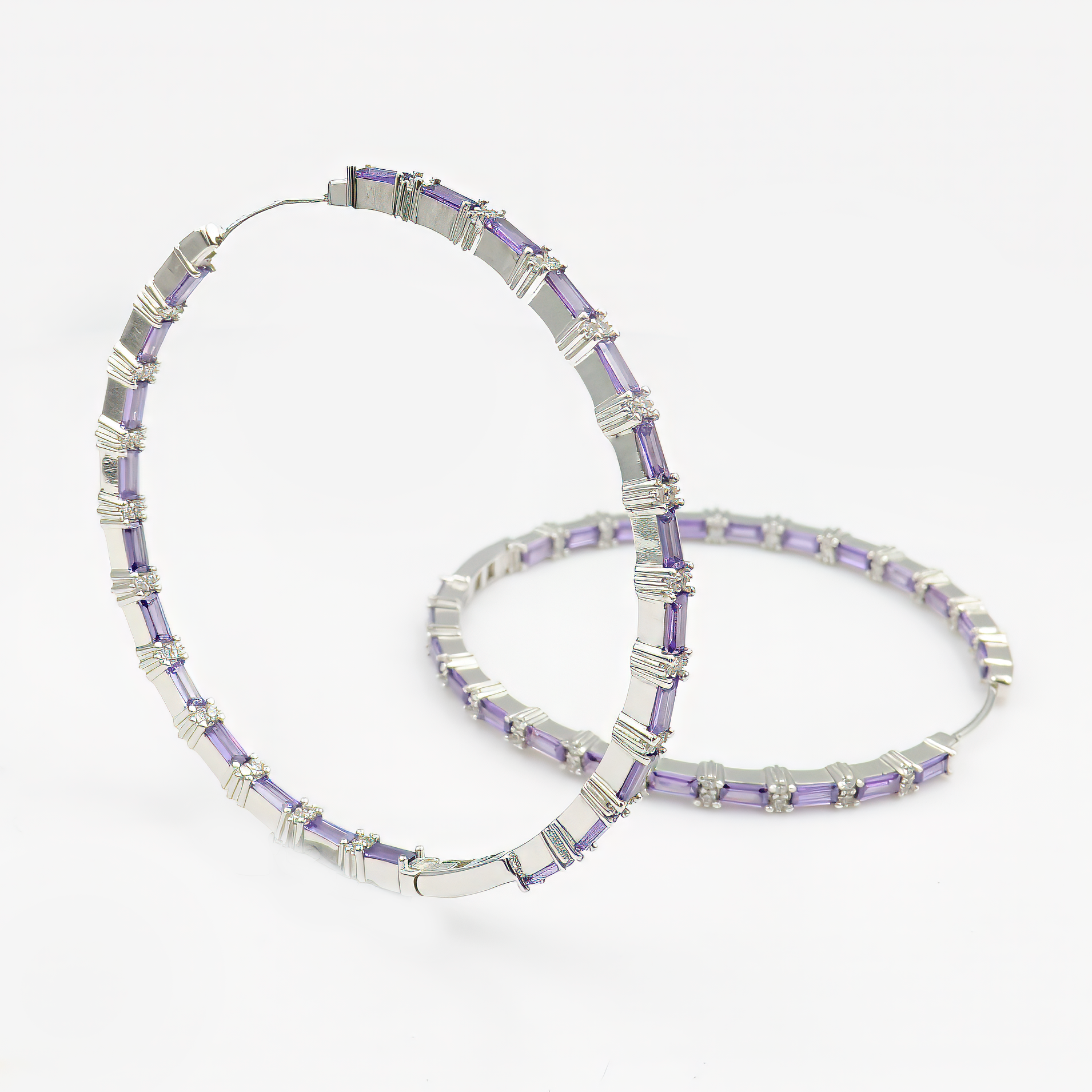 עגילי חישוק גדולים לנשים שמחפשות תכשיט עם נוכחות. משובצים בזירקוניה בגוון אמטיסט – צבע סגול עמוק המסמל אינטואיציה, רוגע וסטייל אישי מובהק. מתאימים לאירועים חגיגיים, לערב רומנטי או כמתנה מעוצבת עם טאץ' נשי מיוחד.
#עגילים_בגווני_סגול #אמטיסט_בעגילים #תכשיטי_ערב_מהודרים #חישוקי_סטייטמנט #עגילים_לאישה_המודרנית #צבעים_של_עוצמה