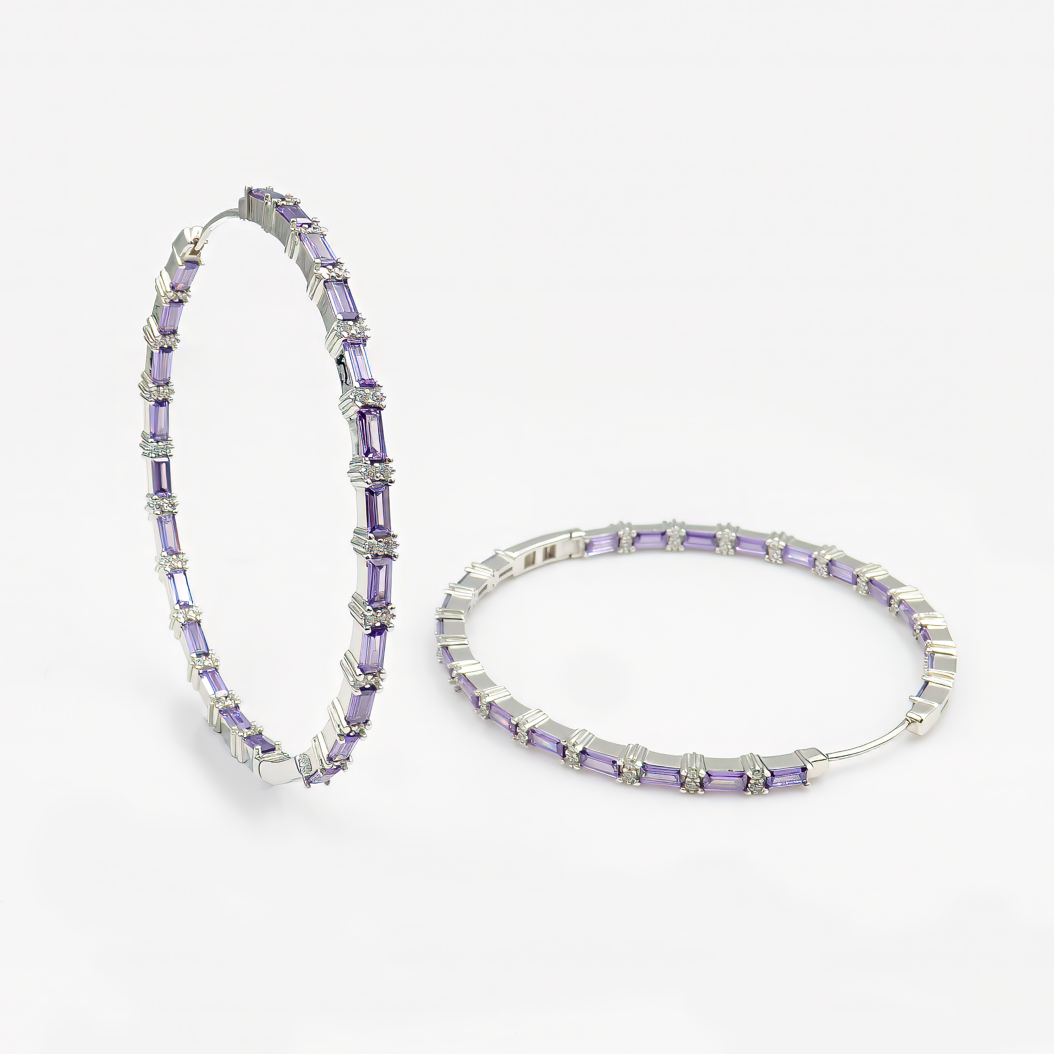 עגילי חישוק גדולים בעיצוב קלאסי עם טוויסט צבעוני: שיבוץ מדויק של זירקוניה סגלגלה המזכירה את ברק האמטיסט. שילוב מושלם בין יוקרה ונשיות, בעגיל שהוא גם אלגנטי וגם בולט. הבחירה האידיאלית לנשים שאוהבות לשלב אופנה עם אמירה.
#עגילים_צבעוניים_יוקרתיים #זירקוניה_אמטיסט #עגילים_שובי_עין #סטייל_נשי_מובחן #חישוקים_גדולים_מעוצבים #תכשיטים_בעבודת_יד