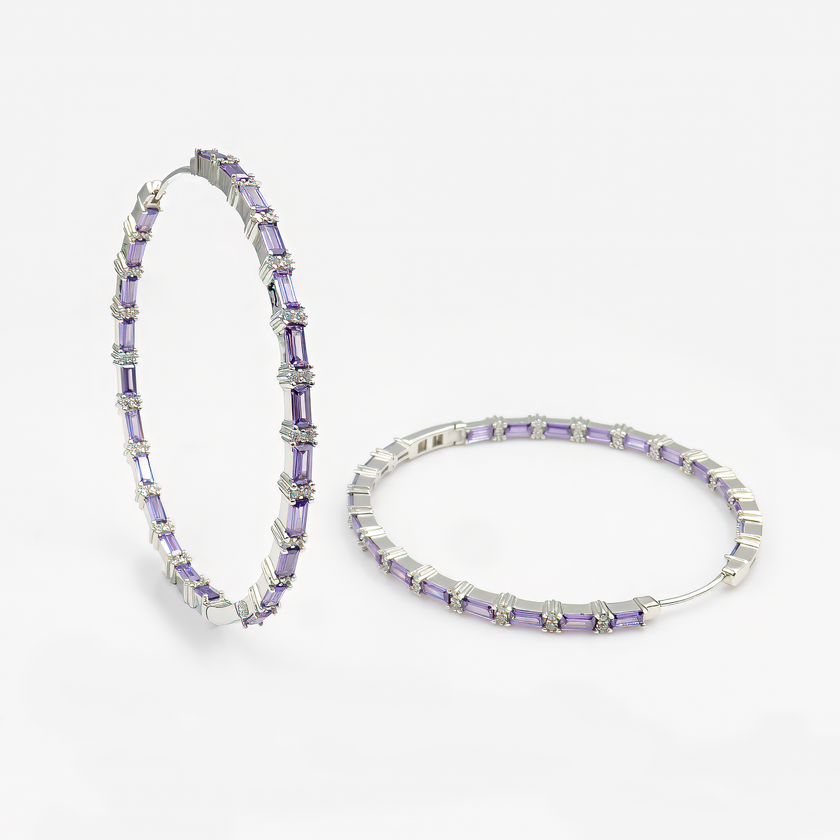 עגילי חישוק גדולים בעיצוב קלאסי עם טוויסט צבעוני: שיבוץ מדויק של זירקוניה סגלגלה המזכירה את ברק האמטיסט. שילוב מושלם בין יוקרה ונשיות, בעגיל שהוא גם אלגנטי וגם בולט. הבחירה האידיאלית לנשים שאוהבות לשלב אופנה עם אמירה.
#עגילים_צבעוניים_יוקרתיים #זירקוניה_אמטיסט #עגילים_שובי_עין #סטייל_נשי_מובחן #חישוקים_גדולים_מעוצבים #תכשיטים_בעבודת_יד