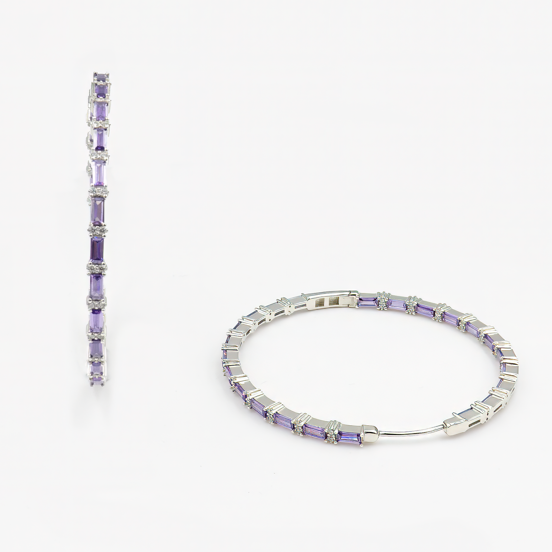 עגילי חישוק גדולים ומרשימים בעיצוב יוקרתי, משובצים בזירקוניות נוצצות בגוון עמוק של אמטיסט – סגול מלכותי עם ברק עדין. העיצוב משדר עוצמה, נשיות וביטחון, ומעניק נוכחות אלגנטית שמתאימה גם לערב נוצץ וגם להופעה דרמטית ביומיום.
#עגילים_סגולים #אמטיסט_זירקוניה #עגילי_חישוק_גדולים #תכשיטים_יוקרתיים #עגילים_שיקיים #סטייל_אלגנטי #תכשיטי_אבן_חצי_יקרה