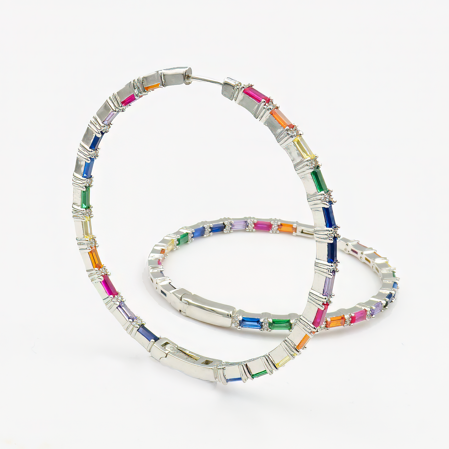 עגילים עגולים בעיצוב שמח, שובב ונשי – משובצים בזירקוניות בגוונים משתנים שמזכירים קשת עדינה: ורוד סגלגל, תכלת רך, כתום שקוף וטורקיז פסטלי. מתאימים לנשים שאוהבות להביע את האישיות שלהן דרך הצבע. הבחירה המושלמת למראה קליל עם הרבה נוכחות.
#עגילי_בוהו_שיק #עגילי_חישוק_צבעוניים #תכשיטים_שמחים #סטייל_צעיר #תכשיטים_מעוררי_השראה #אקססוריז_צבעוני