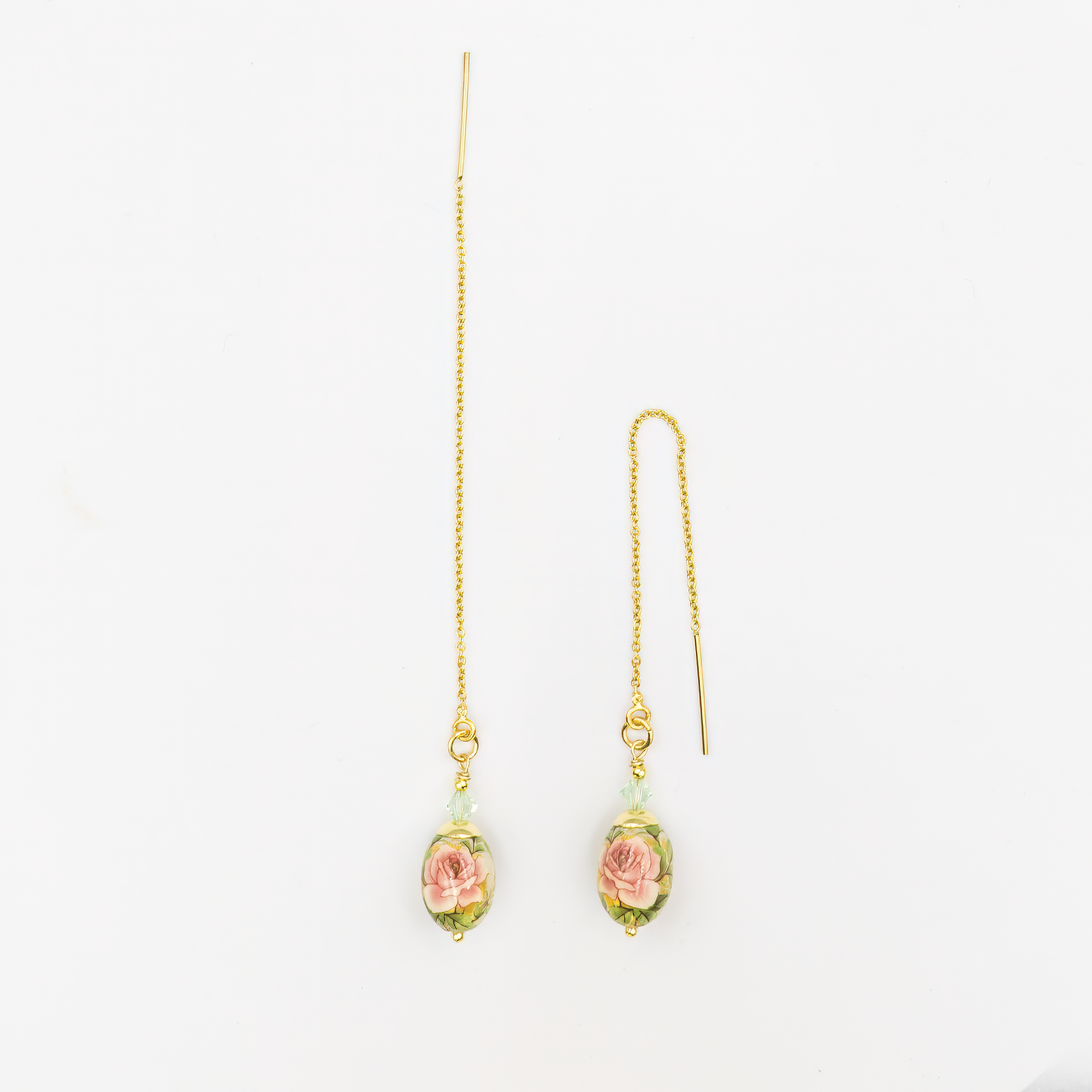 עגילים בעיצוב מודרני עם שרשרת עדינה וחרוז אמייל בגוון ירוק עלים. החרוז הקטן והמבריק מוסיף נגיעה של טבע וסטייל אורבני, ומעניק לעגיל מראה רך, זורם וצעיר. תכשיט אלגנטי שמתאים לנשים עם טעם מינימליסטי, שמחפשות פריט קליל אך מלא אופי וייחוד.

