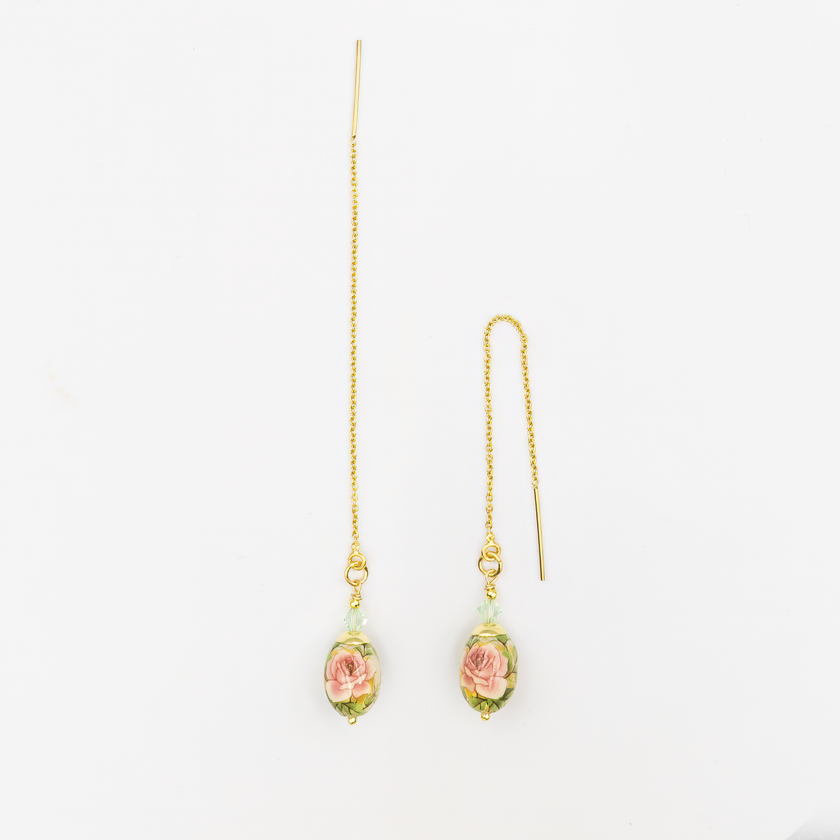 עגילים בעיצוב מודרני עם שרשרת עדינה וחרוז אמייל בגוון ירוק עלים. החרוז הקטן והמבריק מוסיף נגיעה של טבע וסטייל אורבני, ומעניק לעגיל מראה רך, זורם וצעיר. תכשיט אלגנטי שמתאים לנשים עם טעם מינימליסטי, שמחפשות פריט קליל אך מלא אופי וייחוד.

