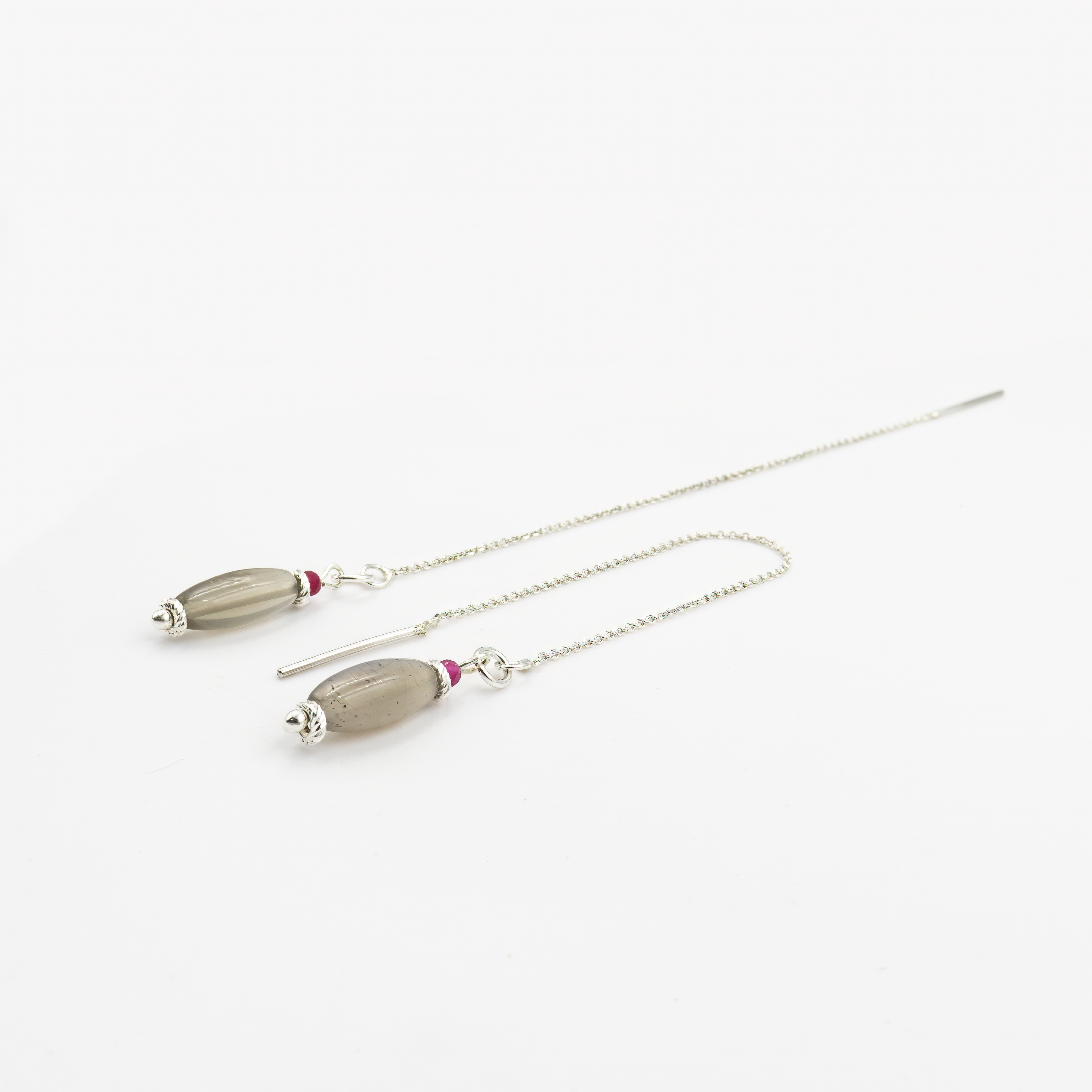 עגילי זהב לבן 14 קראט עם שיבוץ של לברדורייט ורובי אמיתי – תכשיט בעיצוב מודרני שמשלב בין גוונים עמוקים לזוהר טבעי. הלברדורייט, עם הברק הפנימי הייחודי שלו, משתלב בהרמוניה עם הרובי האדום, ליצירת מראה אלגנטי ומרשים. עגילים קלים ונוחים לענידה, מתאימים לכל סגנון לבוש ולכל אירוע.

