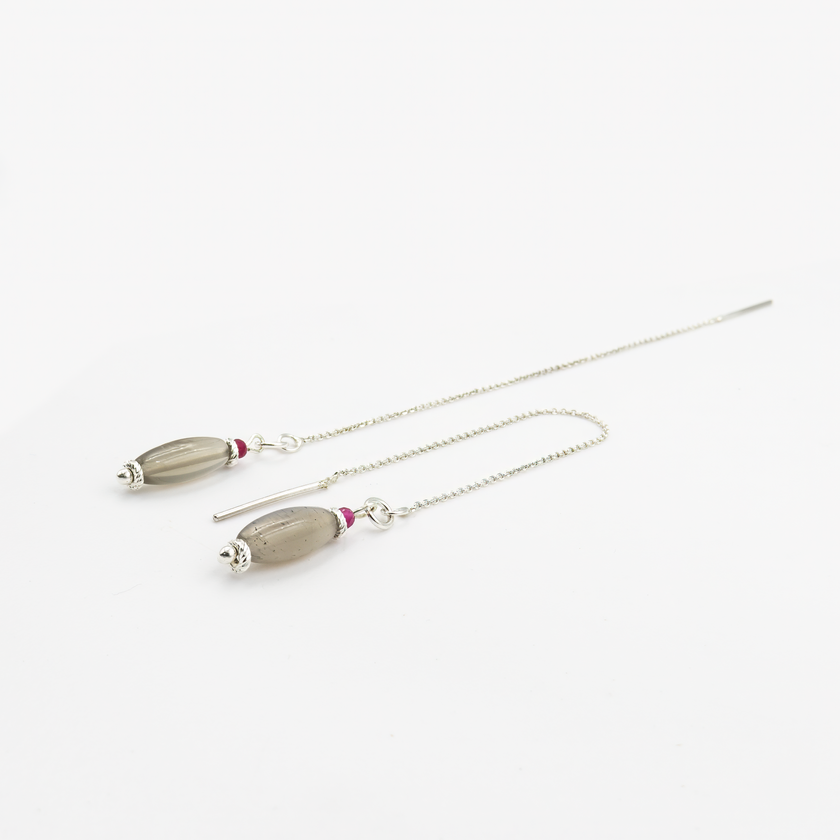 עגילי זהב לבן 14 קראט עם שיבוץ של לברדורייט ורובי אמיתי – תכשיט בעיצוב מודרני שמשלב בין גוונים עמוקים לזוהר טבעי. הלברדורייט, עם הברק הפנימי הייחודי שלו, משתלב בהרמוניה עם הרובי האדום, ליצירת מראה אלגנטי ומרשים. עגילים קלים ונוחים לענידה, מתאימים לכל סגנון לבוש ולכל אירוע.

