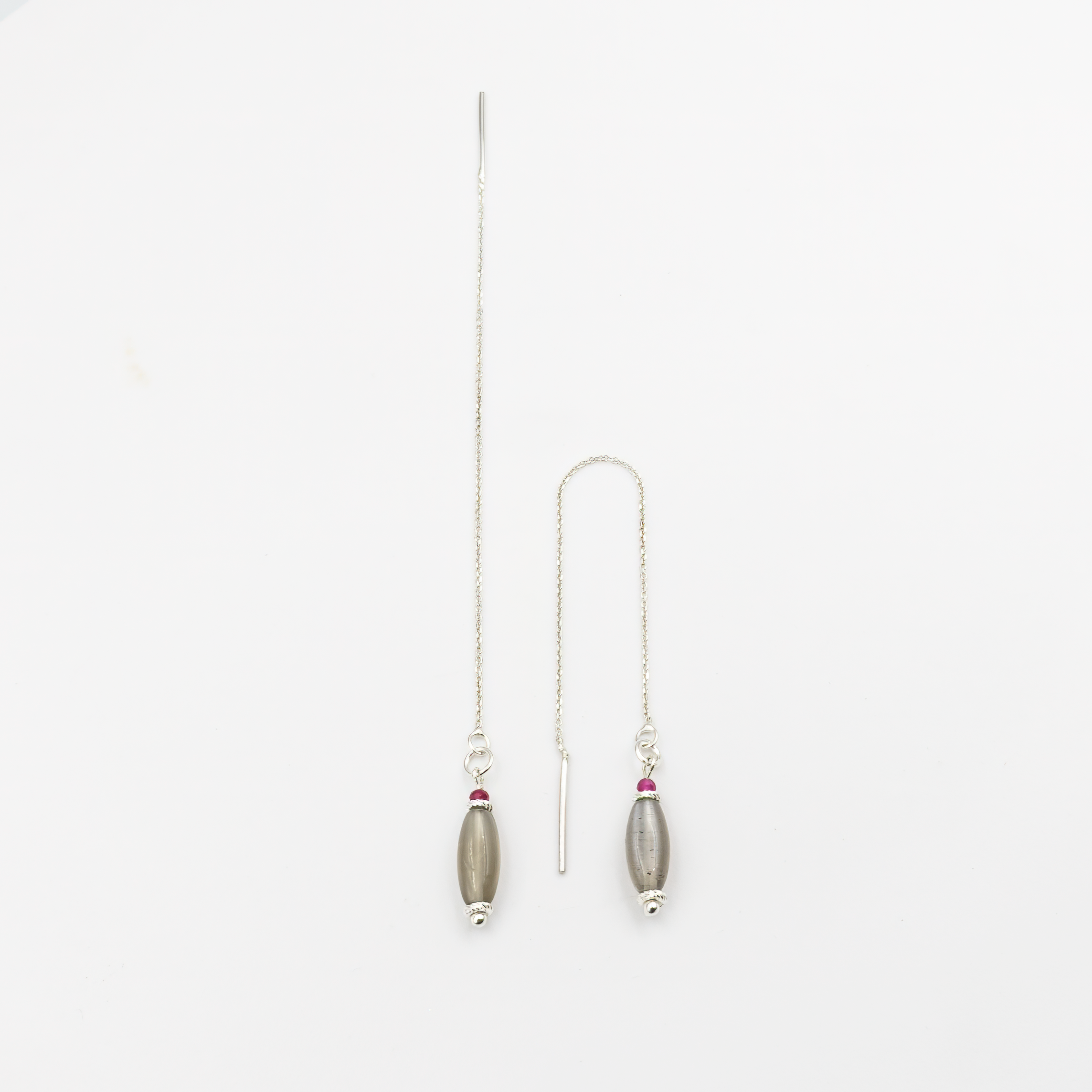 עגילי זהב לבן 14 קראט משובצים באבן לברדורייט בגוון אפור-כחול עם ברק פנימי, ובאבן רובי אדומה טבעית – תכשיט יוקרתי שמשלב מסתורין, אנרגיה ועוצמה. הלברדורייט מוסיף נופך עמוק ומסתורי, בעוד הרובי מביא עמו תשוקה וחיוניות. העיצוב המוקפד מדגיש את יופיין של האבנים, ויוצר תכשיט שמתאים לאירועים מיוחדים או כמתנה משמעותית לאישה עם נוכחות.

