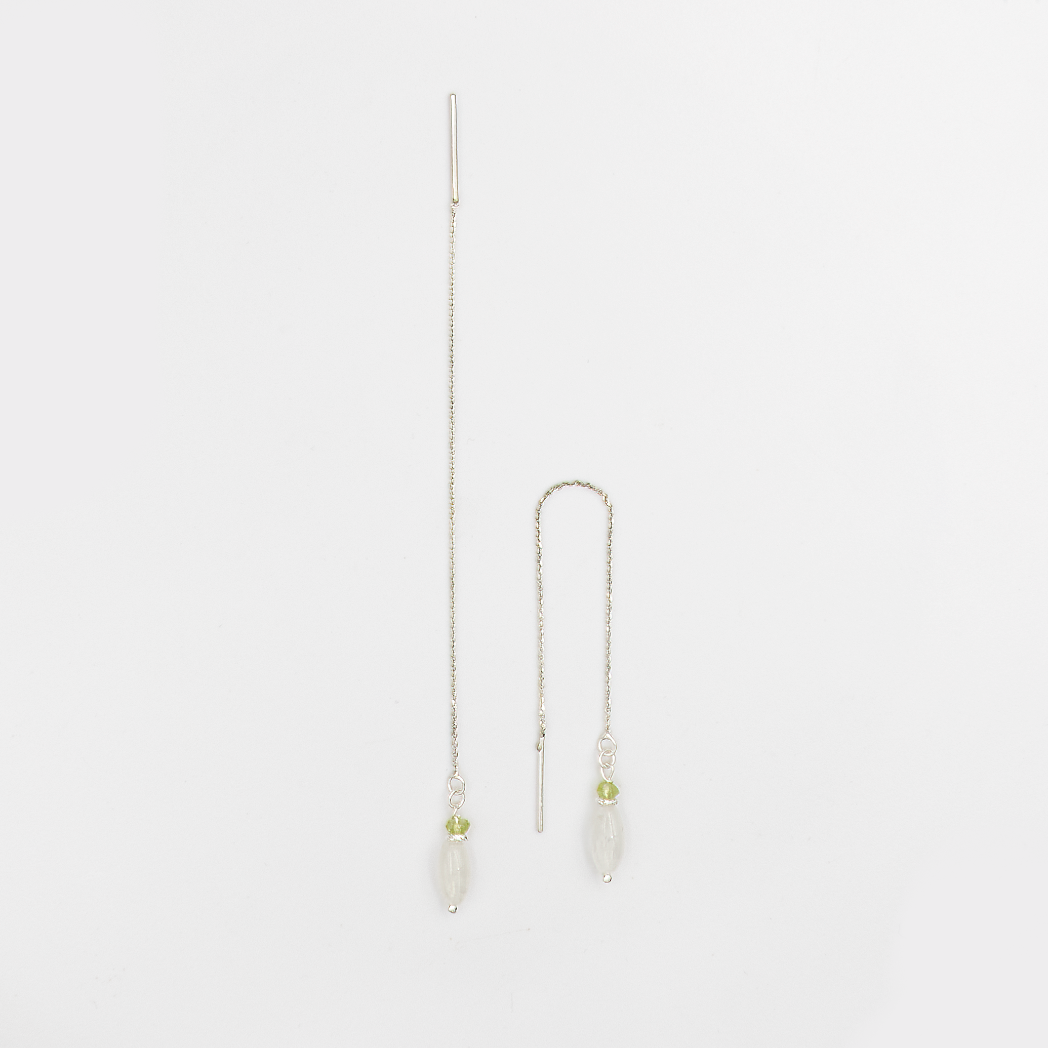 עגילי זהב 14 קראט המשלבים מונסטון ואוליבין טבעיים – יצירת אמנות של צבעים וטקסטורות שמחבקות את הטבע. המונסטון עם הברק האופלסי המיוחד שלו, נושא איתו תחושת מסתורין ורוך, בעוד האוליבין הירוק-זהוב מביא חיים, אנרגיה ורעננות. הזהב החם מסגרת את האבנים באופן שמדגיש את הזוהר והעומק שלהן.
עגילים שמשדרים חיבור לטבע ולרוח, ומתאימים לאישה שמעריכה תכשיטים עם משמעות וסטייל ייחודי.