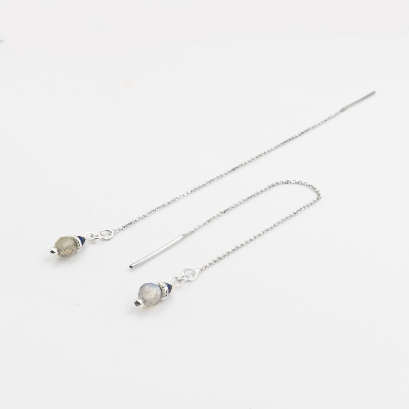 עגילי זהב לבן 14 קראט בעבודת יד, משובצים באבן לברדורייט בגוון אפור-כחול ובאבן ספיר כחולה טבעית – תכשיט שמשלב בין עדינות לעוצמה. הלברדורייט מוסיף עומק ומסתורין, בעוד הספיר מביא עמו חום ותשוקה. העיצוב הקלאסי עם נגיעה מודרנית הופך את העגילים למתנה מושלמת לאישה שמעריכה יופי טבעי ואיכות בלתי מתפשרת.

