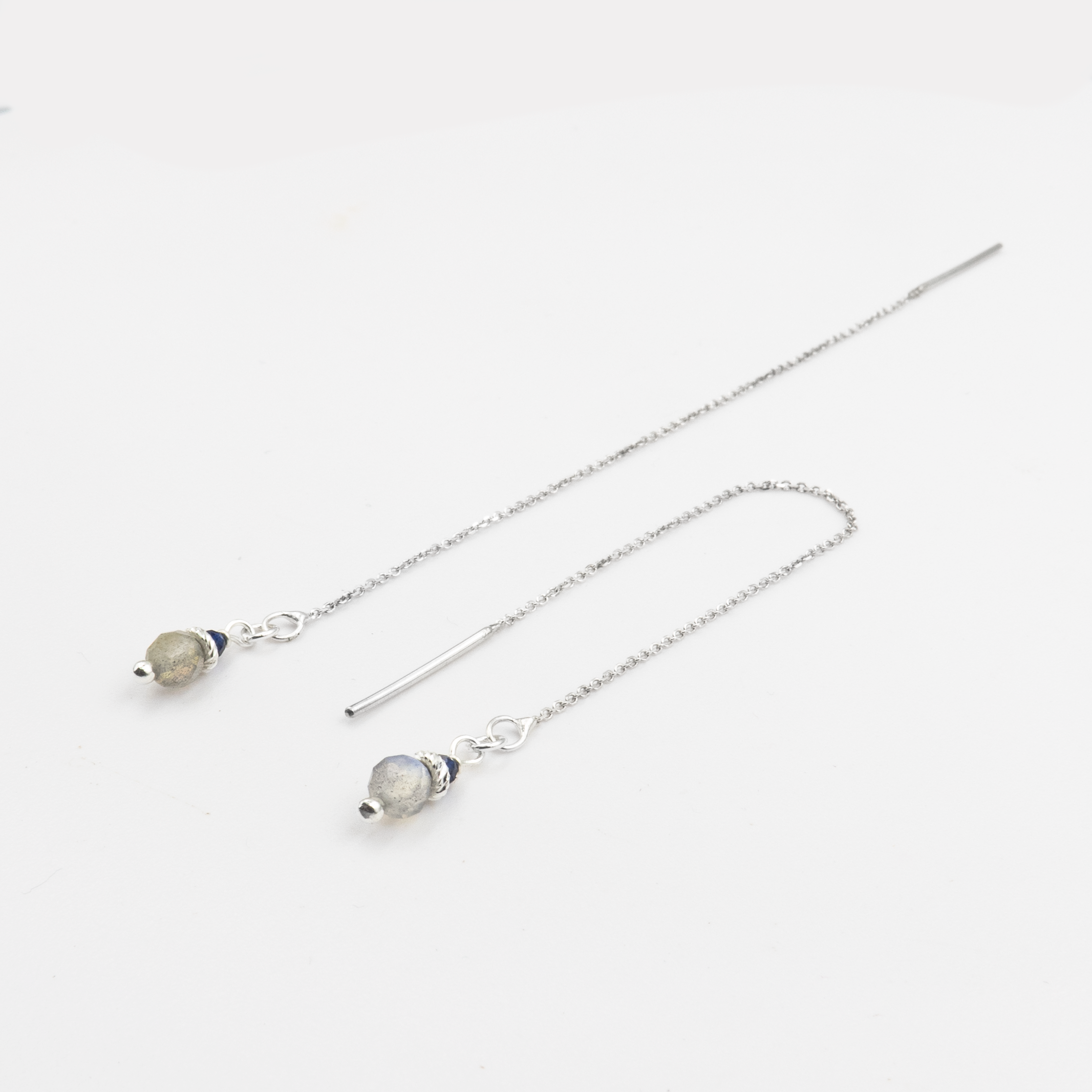 עגילי זהב 14 קראט עם תליון כפול של לברדורייט וספיר טבעיים – פרשנות מודרנית לאלגנטיות עם משמעות. כל אבן נבחרת בקפידה לפי הברק והגוון שלה: הלברדורייט מהדהד את הקסם של השמיים בלילה – עם אור פנימי משתנה, והספיר מוסיף עומק, יציבות ונוכחות כחולה-קלאסית.
הזהב הנייטרלי והחם משלים את הצבעים בצורה מדויקת, ומאפשר לאבנים להיות המרכז – בלי תחרות, אלא בהרמוניה.
העגילים מעוצבים כך שיזוזו בעדינות עם כל צעד, יאירו את הפנים וילכדו מבטים.
מושלמים גם כלוק יום-יום עם אמירה, וגם כליווי לתלבושת ערב יוקרתית.

תכשיט לאישה עם נוכחות