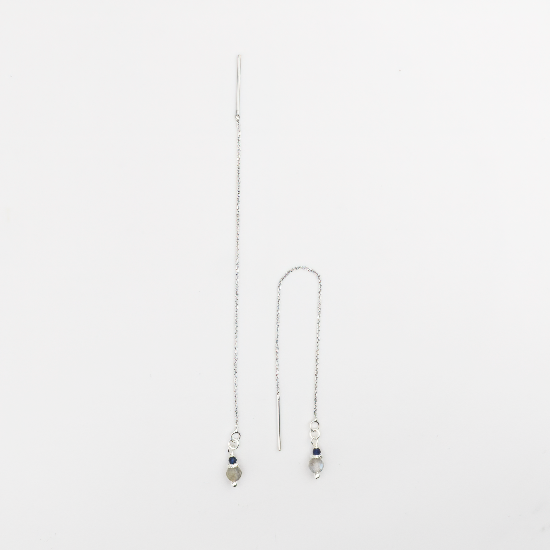 עגילי זהב לבן 14 קראט עם שיבוץ של לברדורייט וספיר – תכשיט בעיצוב מודרני שמשלב בין גוונים עמוקים לזוהר טבעי. הלברדורייט, עם הברק הפנימי הייחודי שלו, משתלב בהרמוניה עם הספיר הכחול, ליצירת מראה אלגנטי ומרשים. עגילים קלים ונוחים לענידה, מתאימים לכל סגנון לבוש ולכל אירוע.

