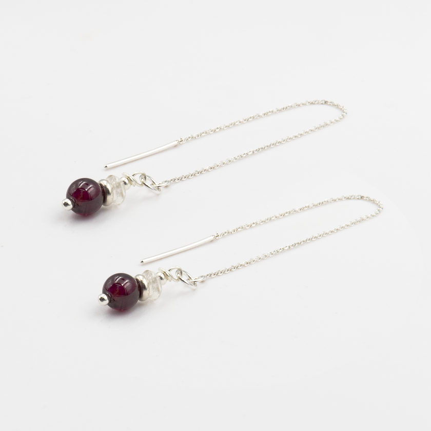 עגילים תלויים בעיצוב מינימליסטי עם שרשרת כסף עדינה ואבן גארנט בגוון בורדו עשיר. תכשיט בעבודת יד שמשלב אלגנטיות קלאסית עם נגיעה דרמטית. מושלם ליום או ערב, לנשים שמחפשות עגיל קליל אך בולט, עם צבע עמוק ואנרגיה חזקה.

