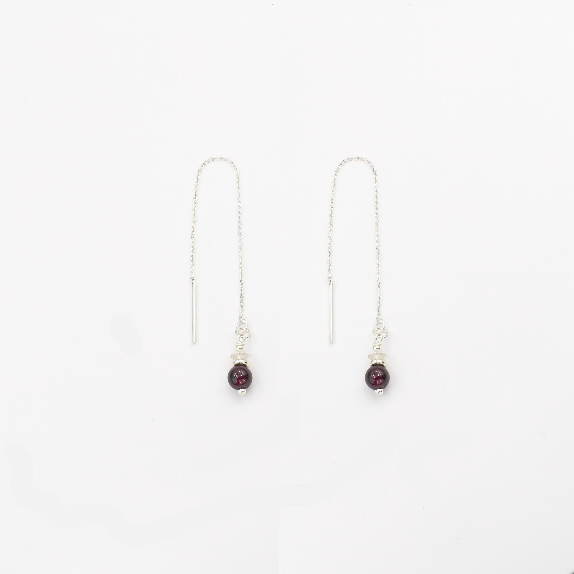 עגילי שרשרת בעבודת יד מכסף עם אבן גארנט טבעית בגוון אדום יין עמוק. עיצוב אלגנטי ונשי עם תחושת תנועה קלילה ונוכחות מרשימה. הגארנט מסמל תשוקה, כוח פנימי ואהבה – תכשיט מושלם לערב רומנטי או כמתנה לאישה עוצמתית ומלאת חיים.

