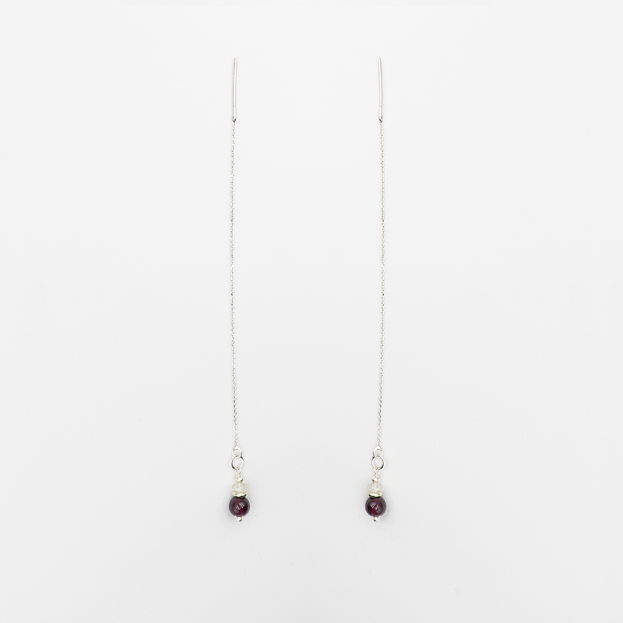 עגילי שרשרת מכסף עם גארנט אדום נוצץ בעיצוב עדין וקלאסי. האבן מוסיפה נגיעה צבעונית חמה ומרשימה, והשרשרת יוצרת תנועה רכה סביב הפנים. עגיל שמתאים לכל אישה שאוהבת לשלב בין קלאסיקה, אנרגיה ואסתטיקה מודרנית.

