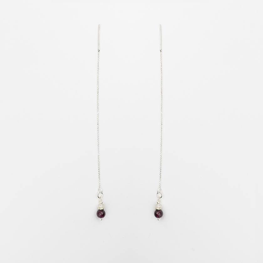 עגילי שרשרת מכסף עם גארנט אדום נוצץ בעיצוב עדין וקלאסי. האבן מוסיפה נגיעה צבעונית חמה ומרשימה, והשרשרת יוצרת תנועה רכה סביב הפנים. עגיל שמתאים לכל אישה שאוהבת לשלב בין קלאסיקה, אנרגיה ואסתטיקה מודרנית.

